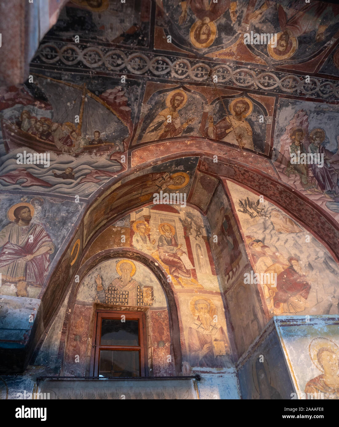 Antichi affreschi di scene bibliche e Santi all'ingresso del Greco Monastero Ortodosso di San Giovanni il Teologo a Patmos, Grecia. Foto Stock