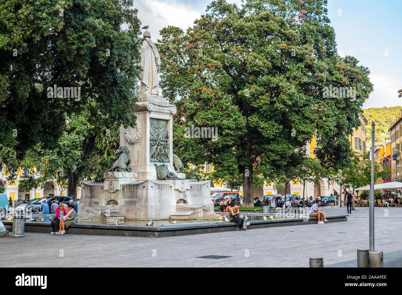 Francese locale uomini e donne rilassarsi presso la fontana e la statua in Piazza Garibaldi nel centro di Nizza, Francia, sulla Riviera francese Foto Stock