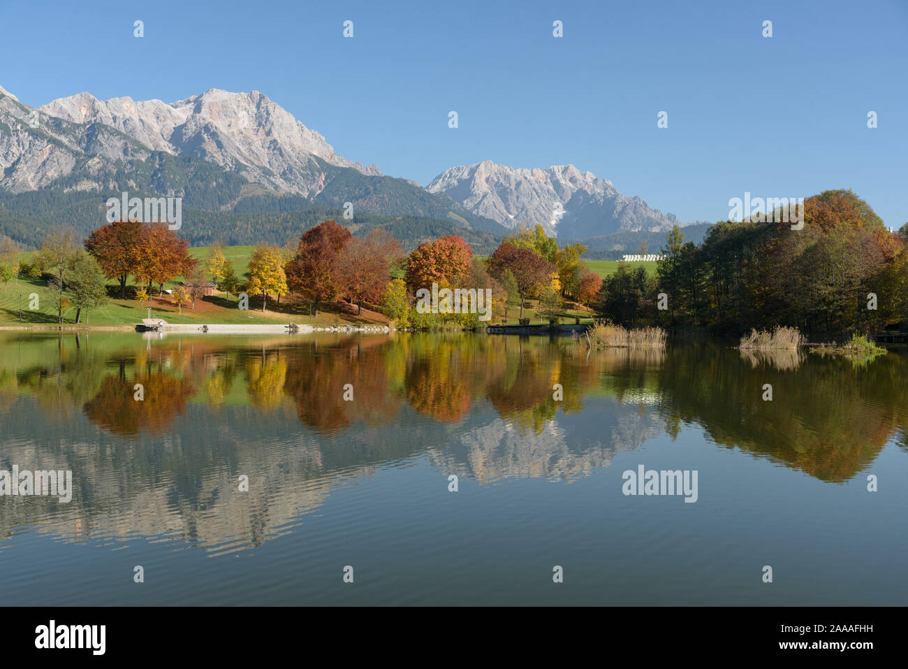 Vista del lago Ritzensee su una soleggiata giornata autunnale a Saalfelden con la riflessione di Steinernes Meer. Saalfelden, del Pinzgau, Land Salisburgo, Austria, Europa Foto Stock