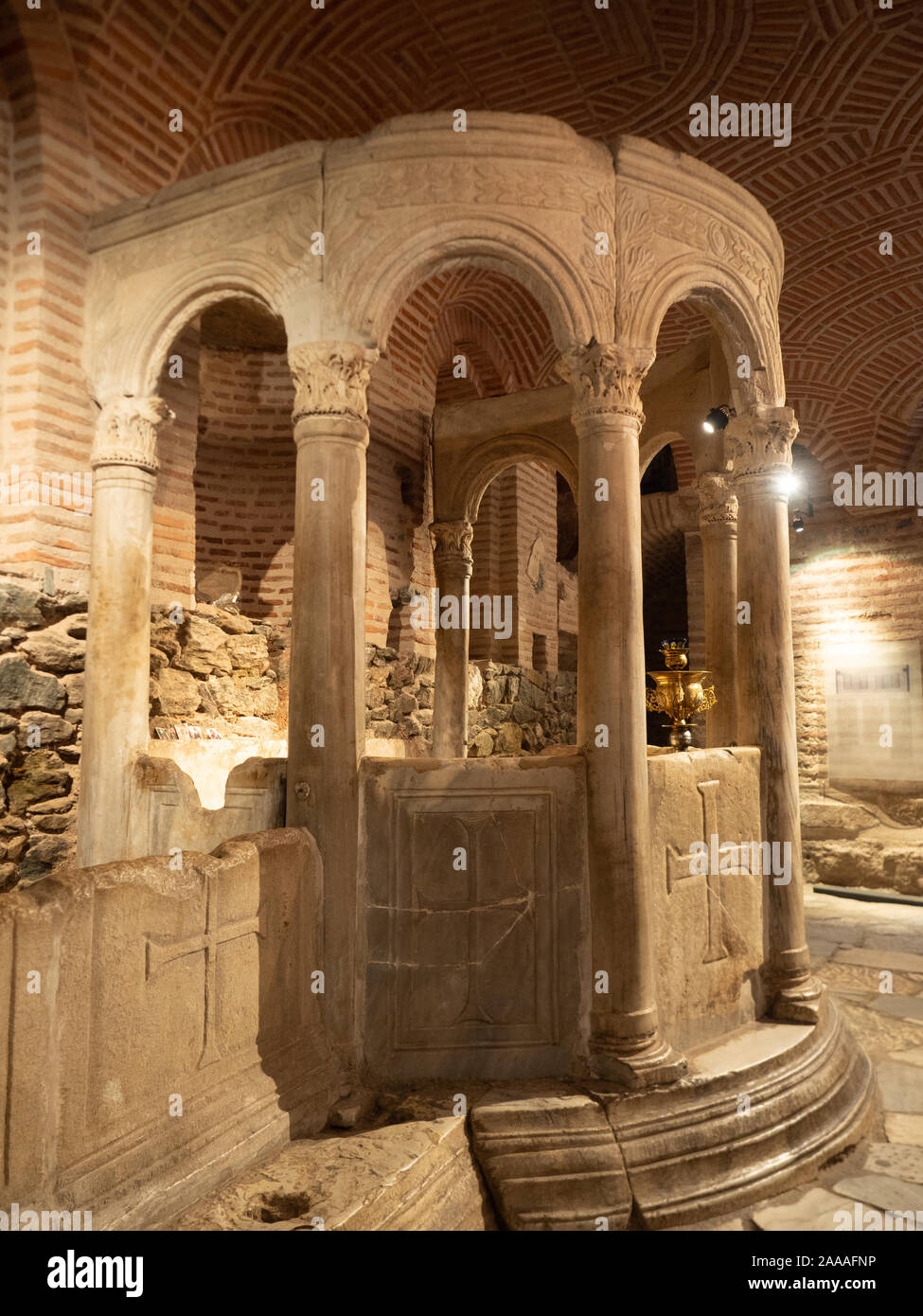 Resti di una pietra scolpita bagno romano o bene nel 4 ° secolo cripta sotto San Dimitrios Chiesa greco-ortodossa di Salonicco, Grecia. Foto Stock