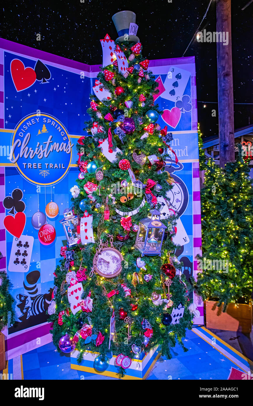 Alice nel paese delle meraviglie a tema albero di Natale sul Disney albero di Natale trail Foto Stock
