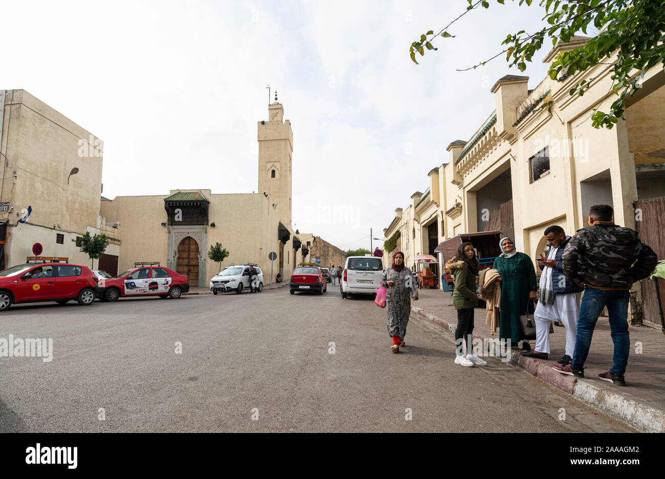 Fez, in Marocco. Il 9 novembre 2019. vista tipica di una strada di città con una moschera e un minareto in background Foto Stock