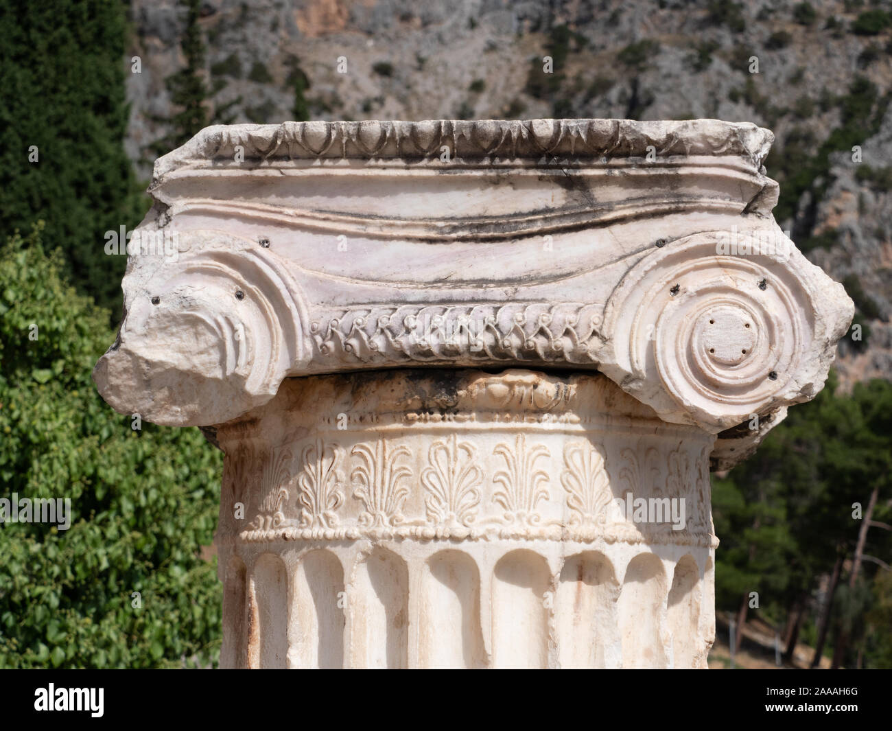 Close up intricate sculture di capitale di una colonna in stile dorico al Delphi in Grecia. Foto Stock