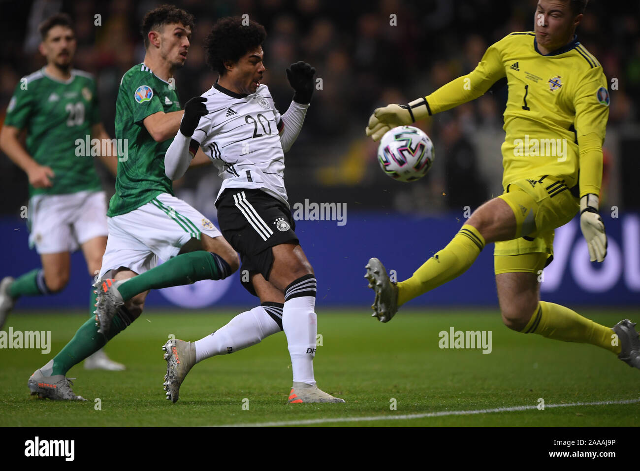 Francoforte, Deutschland. Xix Nov, 2019. Serge Gnabry (Germania) nel colpo contro il portiere Bailey Peacock - Farrell (Irlanda del Nord). GES/Soccer/Euro Qualifica: Germania - Irlanda del Nord, 19.11.2019 Calcetto: Qualificazioni europee: Germania vs. Irlanda del Nord, posizione, Novembre 19, 2019 | Utilizzo di credito in tutto il mondo: dpa/Alamy Live News Foto Stock
