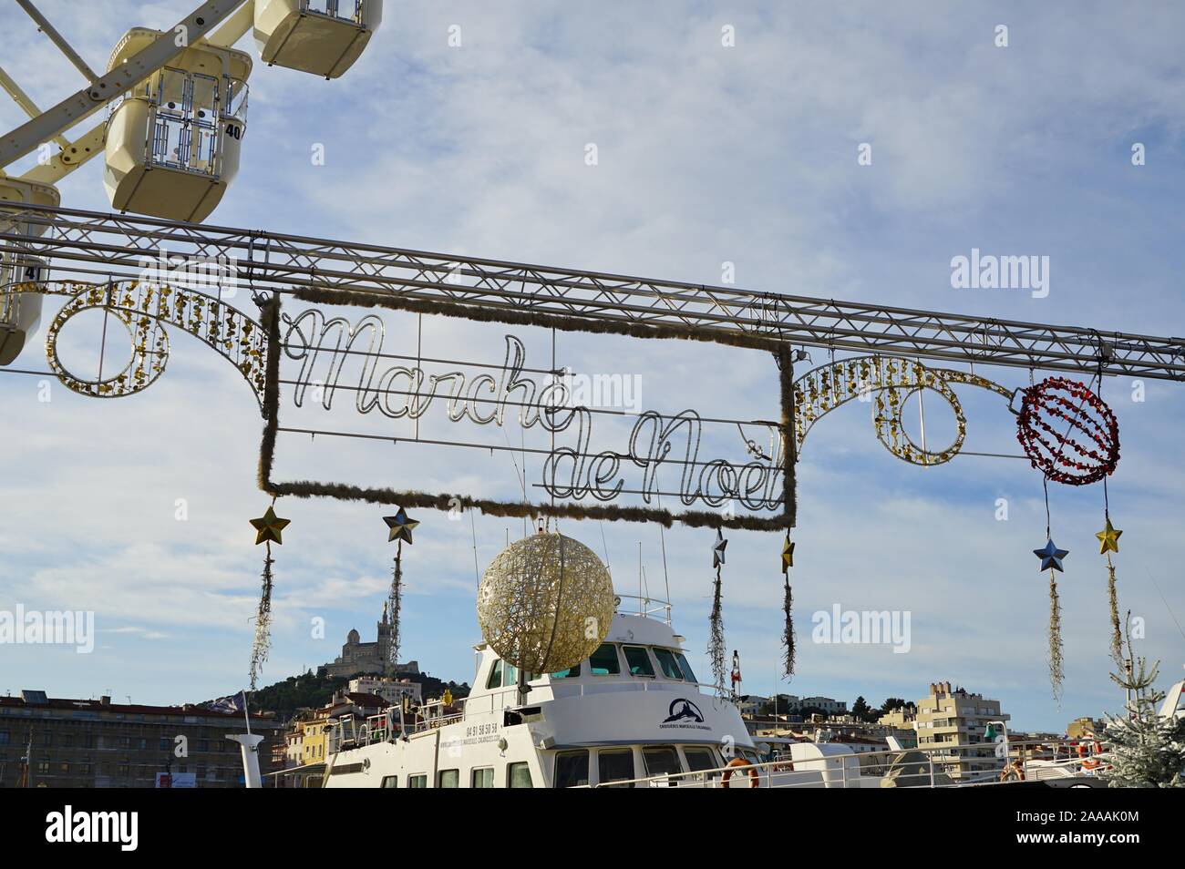 MARSEILLE, Francia - 13 NOV 2019- vista delle Marche de Noel e Foire aux Santons mercatino di Natale sul Vieux Port (porto vecchio) a Marsiglia, Francia. Foto Stock