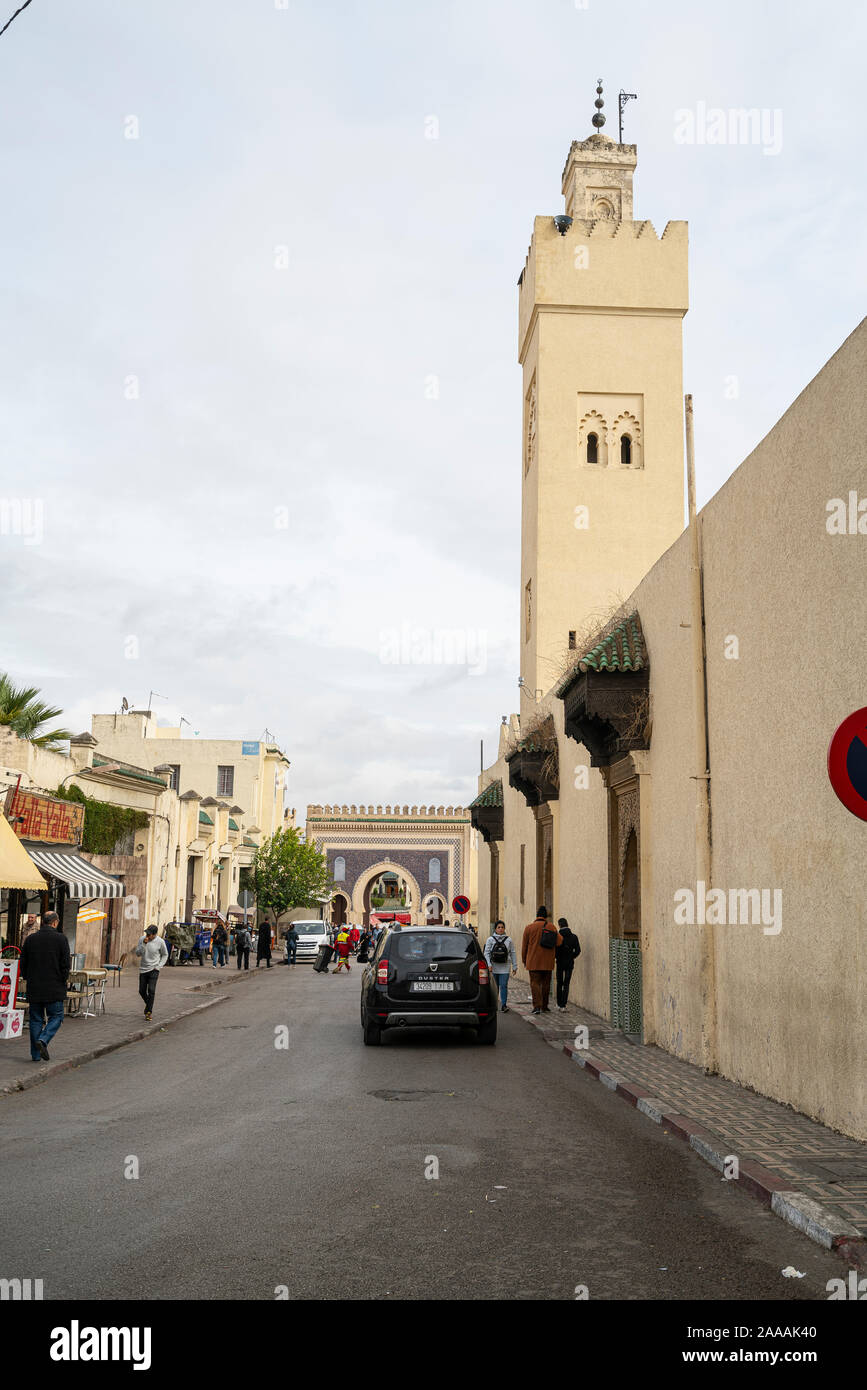 Fez, in Marocco. Il 9 novembre 2019. Una vista di un minareto con il Bab Boujloud (il bleu gate) sullo sfondo Foto Stock