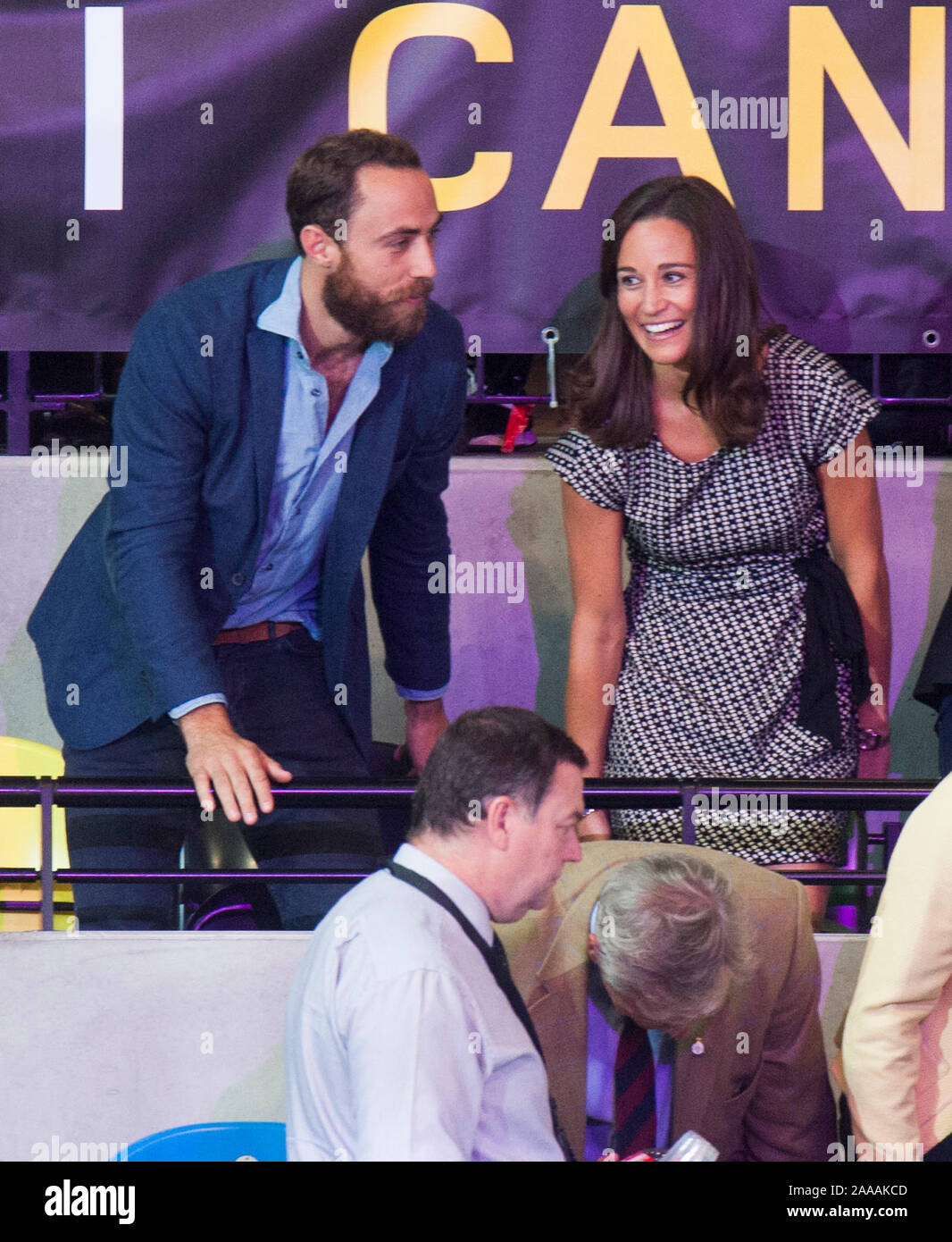 James e Pippa Middleton con Pietro e con l'autunno Phillips guardando il principe Harry, Zara e Mike Tindall competere in una sedia a rotelle di celebrità partita di rugby al Invictus games a Londra. Settembre 2014 Foto Stock