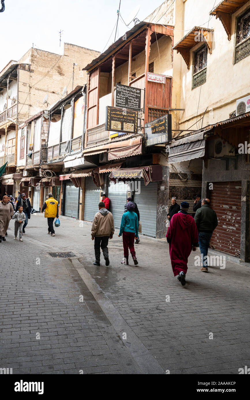 Fez, in Marocco. Il 9 novembre 2019. Le persone sulle strade del vecchio quartiere ebraico Foto Stock