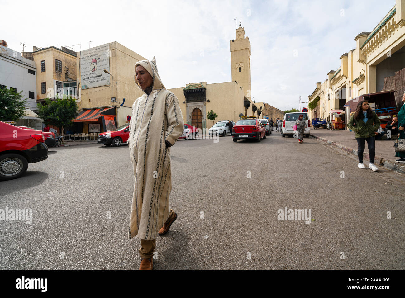 Fez, in Marocco. Il 9 novembre 2019. Un uomo con un marocchino tradizionale abito passeggiate in un centro città street Foto Stock