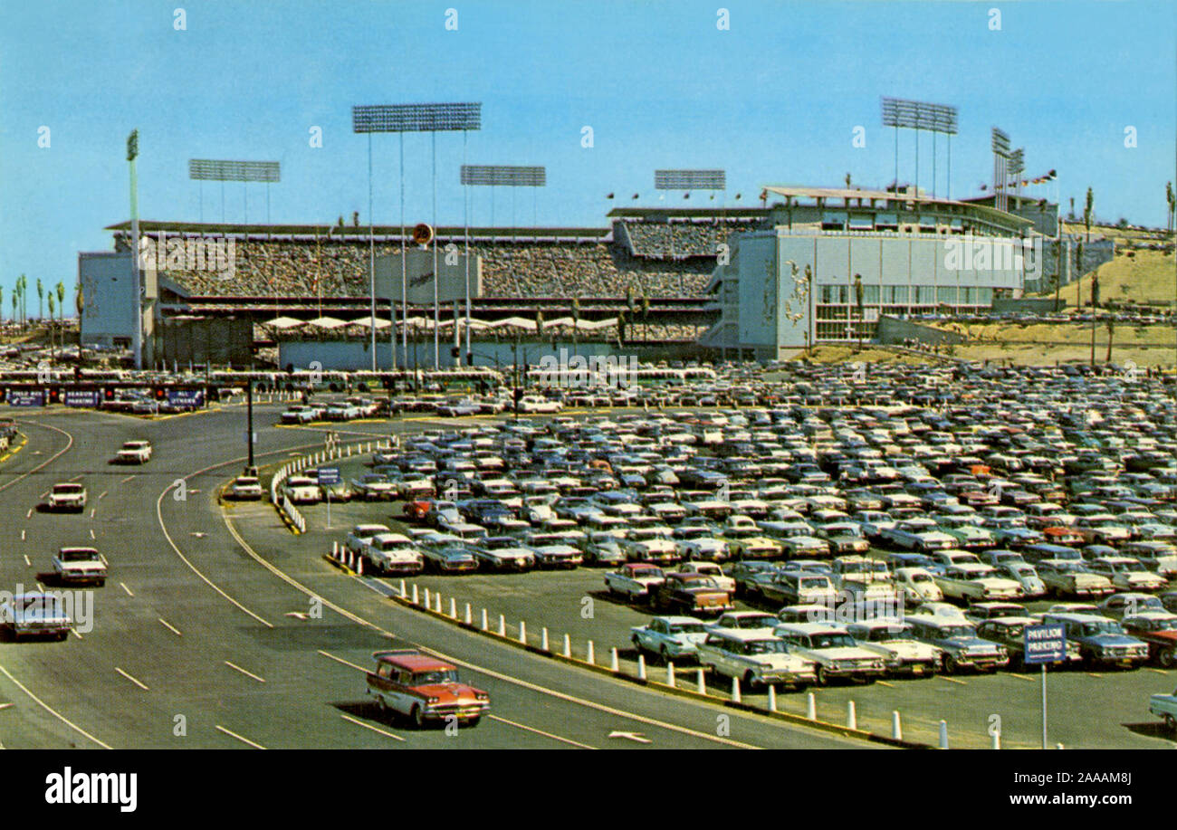 Esterno vista da cartolina Dodger Stadium con ventole di presenze per un giorno gioco 1962 circa. Foto Stock