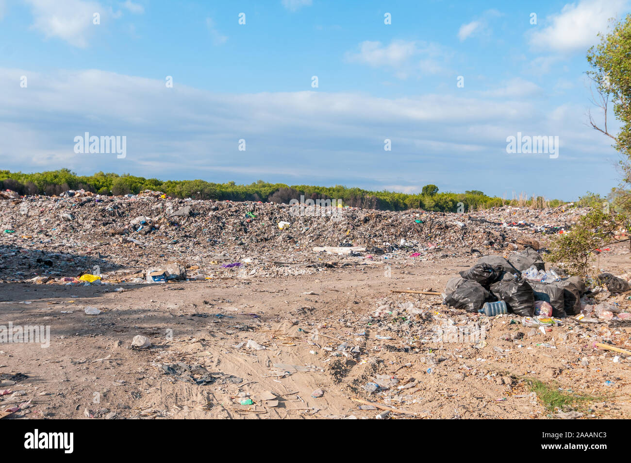 Discarica di rifiuti a Nusa Lembongan, Bali, Indonesia Foto Stock