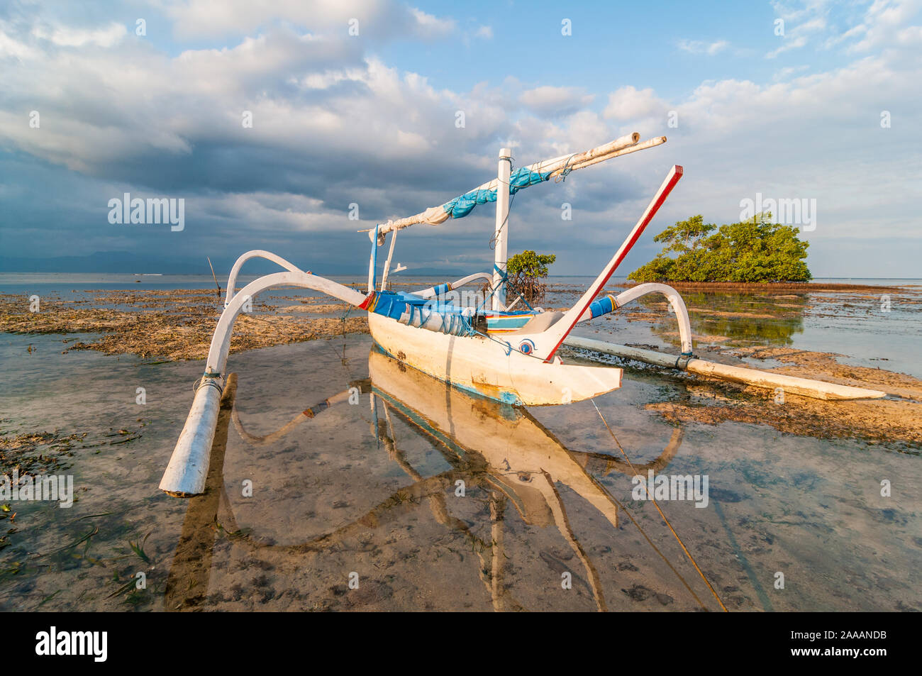 Tipica imbarcazione indonesiana, jukung, nei pressi di una mangrovia, spiaggia, Nusa Lembongan, Bali, Indonesia Foto Stock