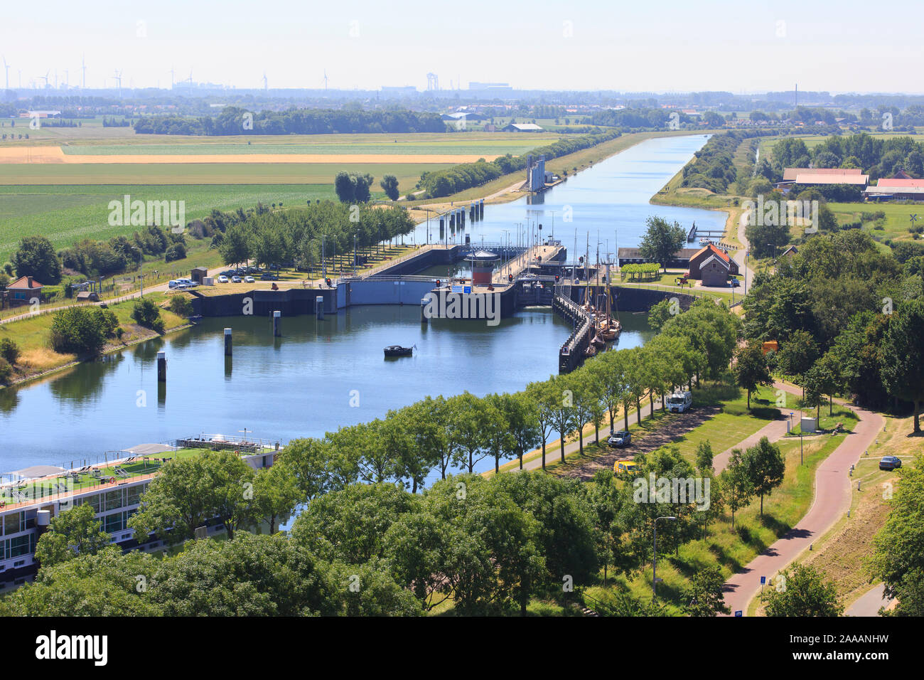 Vista panoramica sopra i blocchi e il canale attraverso Walcheren a Middelburg a Veere (Zeeland), Paesi Bassi Foto Stock