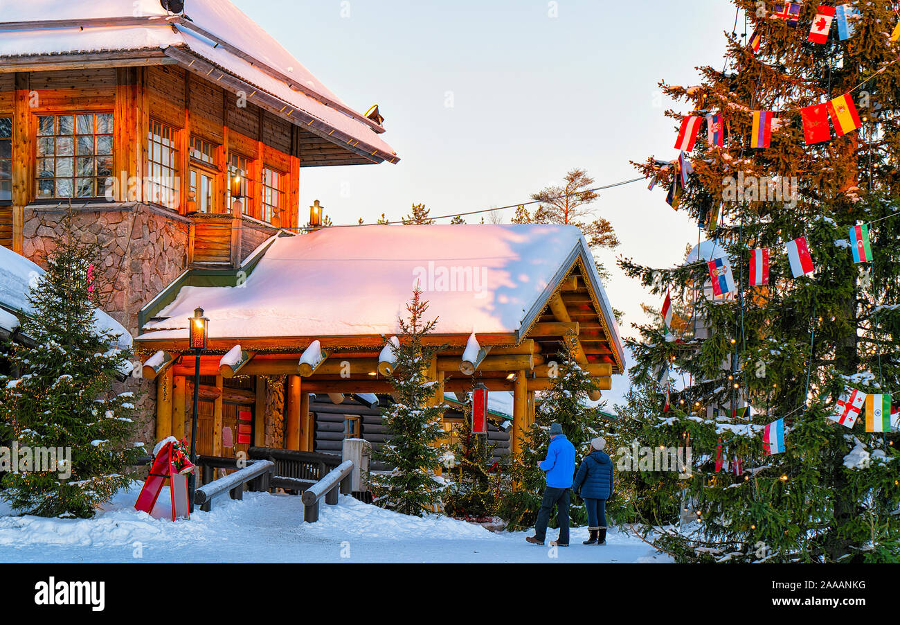 Villaggio Di Natale Lapponia.Coppia Al Villaggio Di Babbo Natale Lapponia Nuovo Foto Stock Alamy