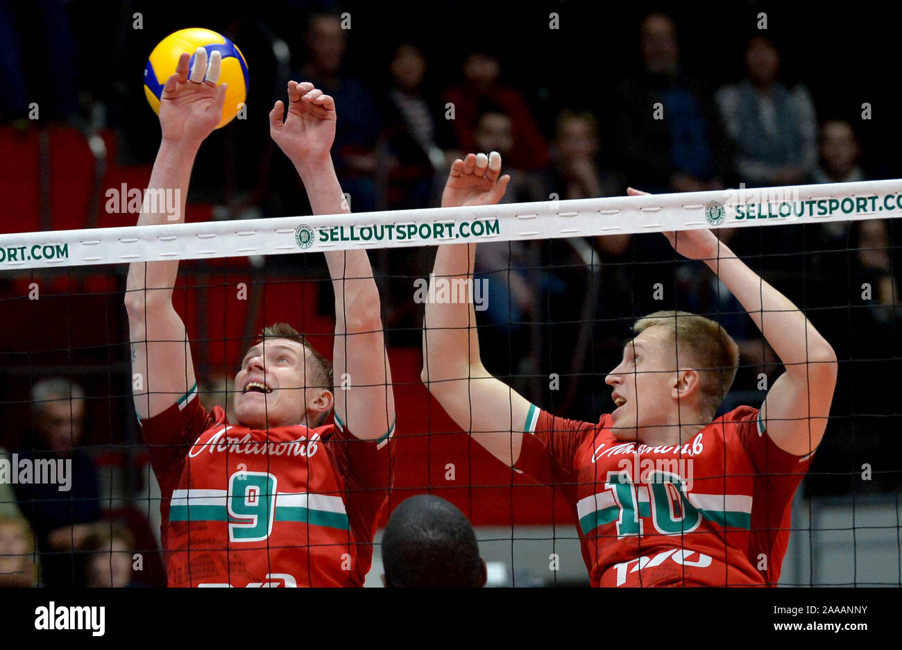 San Pietroburgo, Russia. Xx Nov, 2019. La Russia, San Pietroburgo, 20 novembre 2019. Russo Campionato di pallavolo. Super League. Lokomotiv VK giocatori Konstantin Bakun, Dmitry Scherbinin (da sinistra a destra) nella partita di pallavolo russa campionato tra Zenit (St. Pietroburgo e Lokomotiv Credito: Andrey Pronin/ZUMA filo/Alamy Live News Foto Stock