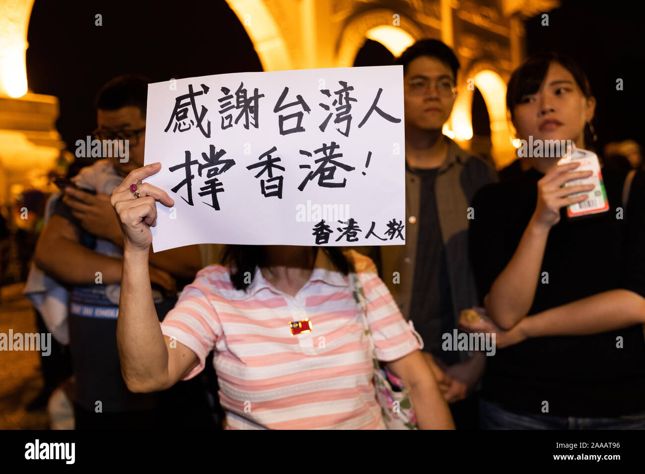 Il 17 novembre 2019 migliaia dei Taiwanesi che frequentano un concerto a sostegno di Hong Kong democrazia pro/libertà dimostranti presso Piazza Liberty in Taipei. Un certo numero di famosi Taiwanese pop star ha suonato presso l'evento Foto Stock