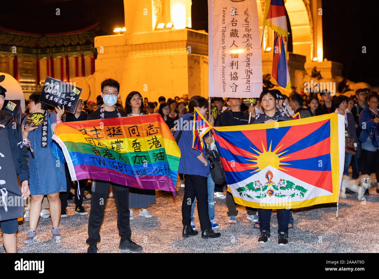 Il 17 novembre 2019 migliaia dei Taiwanesi che frequentano un concerto a sostegno di Hong Kong democrazia pro/libertà dimostranti presso Piazza Liberty in Taipei. Un certo numero di famosi Taiwanese pop stars giocato. Foto Stock
