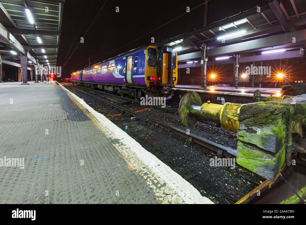 Arriva nord classe rampa 156 sprinter treno nella south bay presso la stazione ferroviaria di Preston e con il tampone in legno si arresta Foto Stock