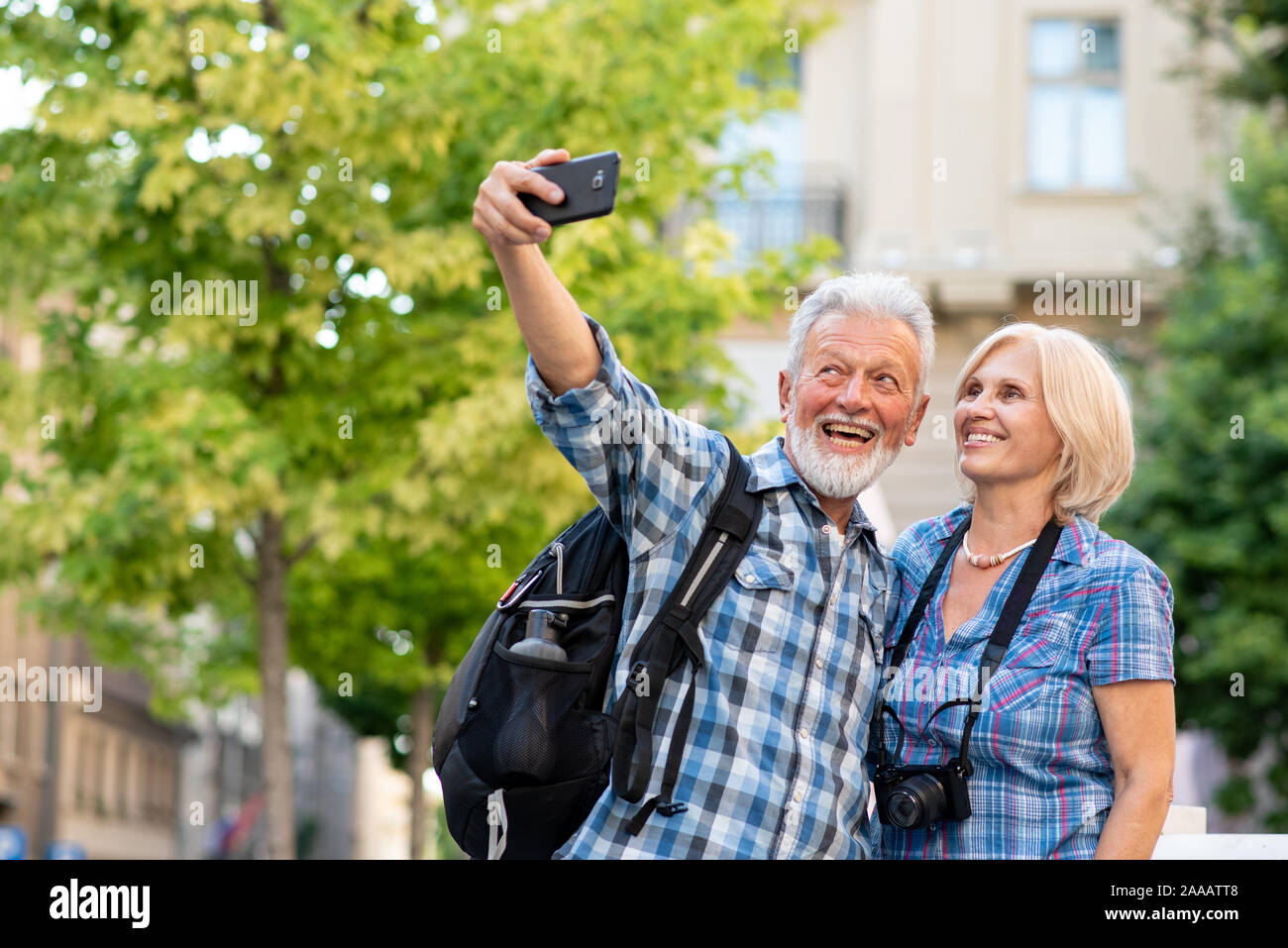 Allegro turisti senior tenendo selfie Foto Stock