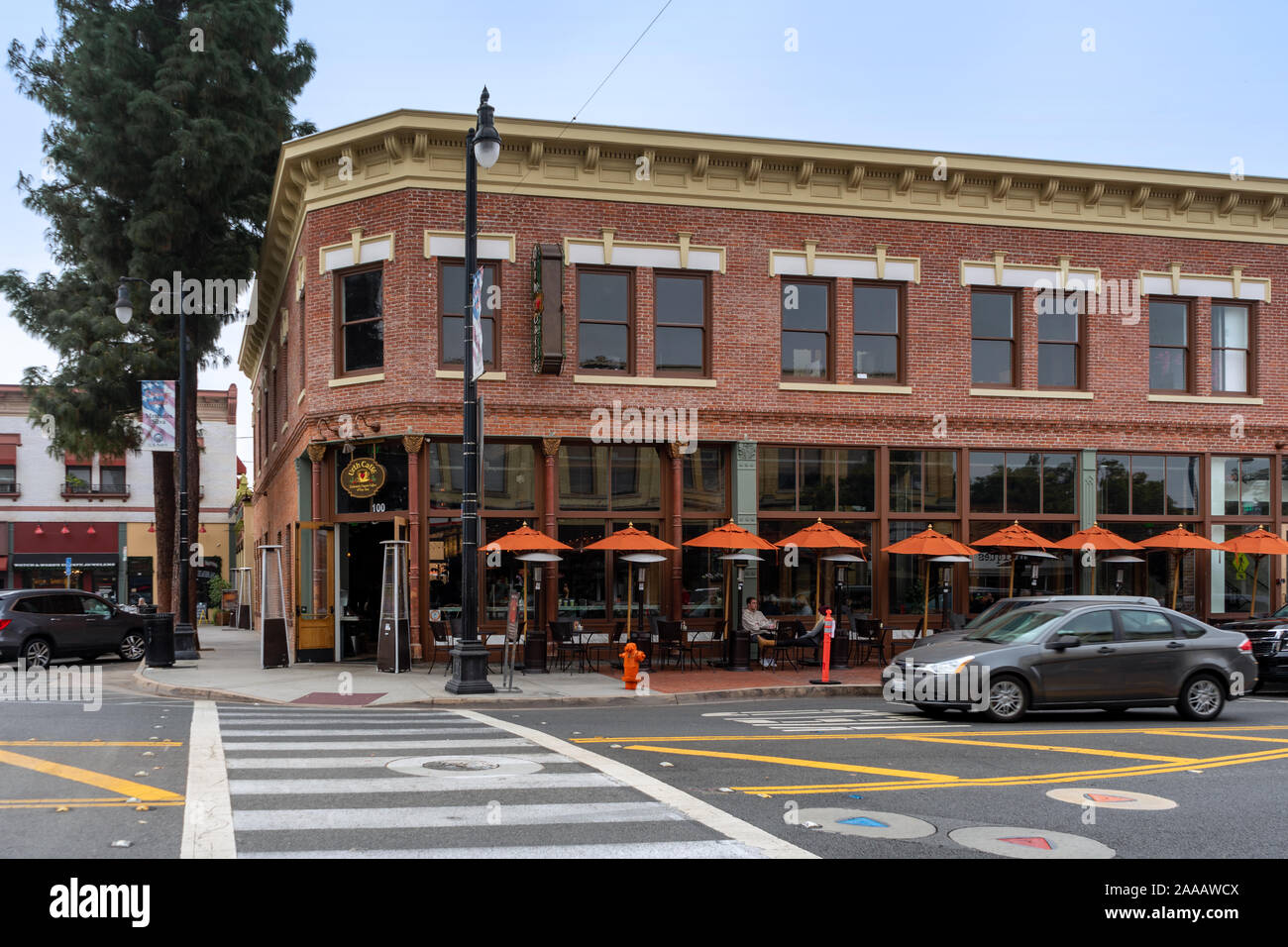 Arancione, CA / STATI UNITI D'America - 14 Novembre 2019: Urth Caffe situato nel centro storico della città di Orange, California. Foto Stock