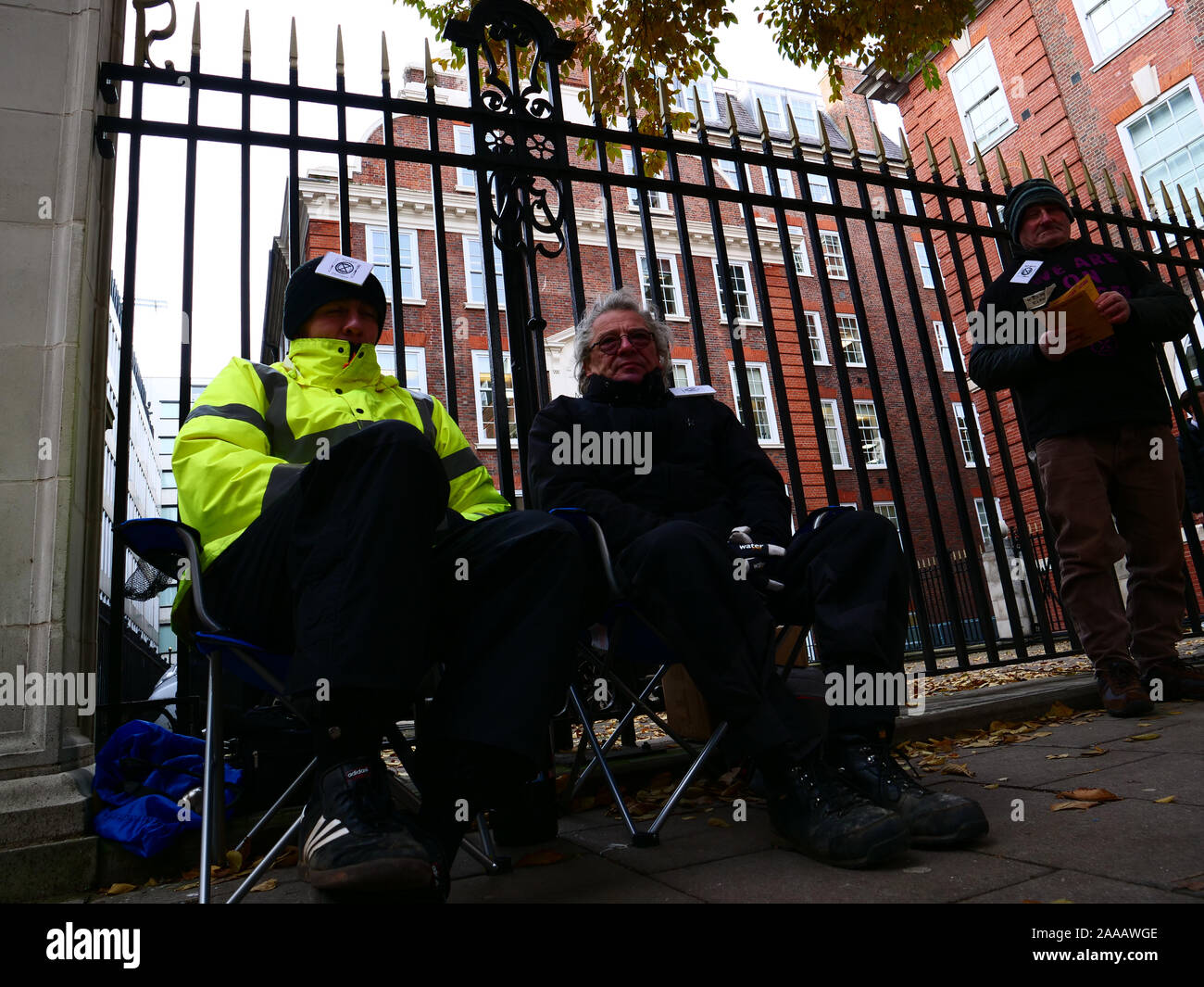 Londra, Regno Unito. Xx Novembre 2019. I membri dell'azione ambientale gruppo ribellione di estinzione sono visibili nella parte anteriore del partito conservatore sede a Westminster, Londra, lo sciopero della fame, il terzo giorno della loro settimana di digiuno in solidarietà della gente di fame a causa del cambiamento del clima e il crollo ecologico. Credito: Joe Kuis / Alamy News Foto Stock