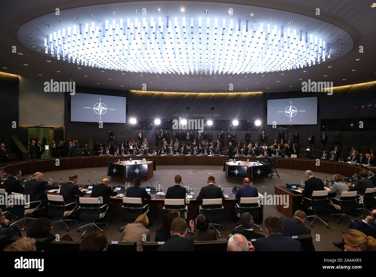 Bruxelles, Belgio. Xx Nov, 2019. I delegati assistere alla riunione del Consiglio atlantico a livello di ministri degli affari esteri presso la sede della NATO a Bruxelles, in Belgio, su nov. 20, 2019. I ministri degli esteri dell'Organizzazione del Trattato del Nord Atlantico (NATO) hanno convenuto di includere lo spazio come il suo nuovo dominio funzionale al fianco di aria, terra, mare e cyber, il Segretario generale della NATO Jens Stoltenberg ha detto Mercoledì. Credito: Zheng Huansong/Xinhua/Alamy Live News Foto Stock