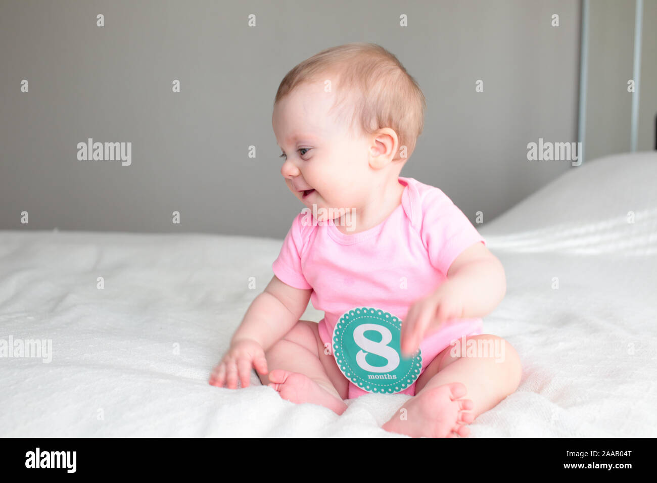 Close up ritratto della Cute 8 mesi ragazza con grandi occhi blu, Happy Baby girl Foto Stock