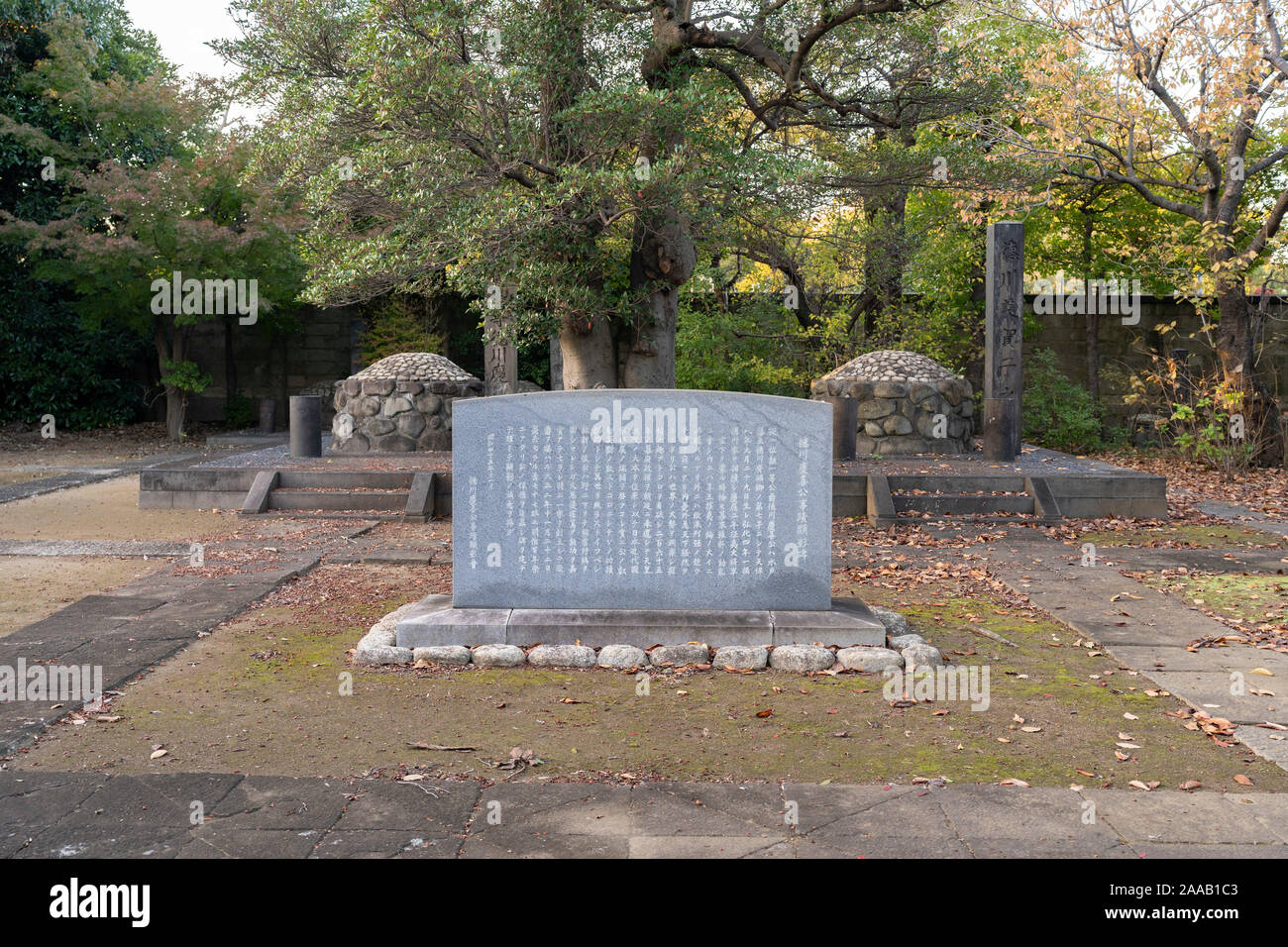 Tomba di Yoshinobu Tokugawa (1837 - 1913), cimitero Yanaka, Taito-Ku, Tokyo, Giappone. Egli è quindicesimo e ultimo shogun del Shogunato Tokugawa. Foto Stock
