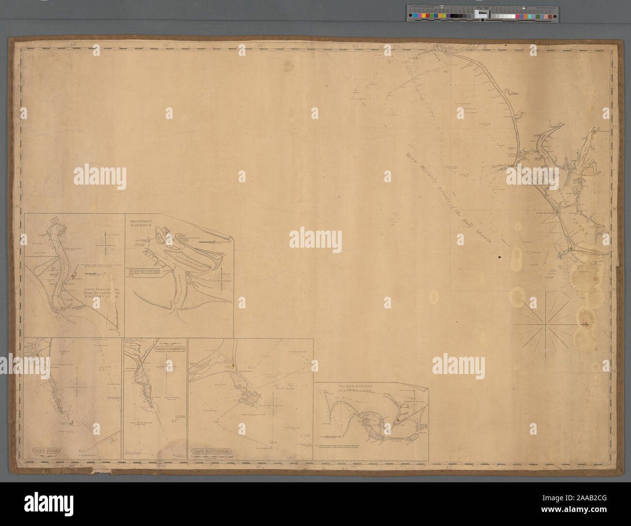 Sollievo mostrato da hachures e graficamente. Profondità mostrata da punti di scandaglio, ombreggiatura e formare linee. Orientati con il nord verso destra. Prevalentemente uncol. grafico con fari evidenziato in giallo. Scala [ca. 1:750.000] (W 77°56ʹ--W 72°53ʹ/N 35°39ʹ--N 29°27ʹ) Inset: Cape Fear River, dal suo ingresso alla Smithville. Scala [ca. 1:60.000] -- Beaufort porto. Scala [ca. 1:40.000] -- Il bar & strade di Occracock [sic]. Scala [ca. 1:100.000] -- Cape Hatteras. Scala [ca. 1:110.000] -- Cape Lookout. Scala [ca. 1:275.000] -- Cape Fear. Scala [ca. 1:250.000]. La mappatura della nazione (borsa di NEH, 2015-2018); coste Foto Stock