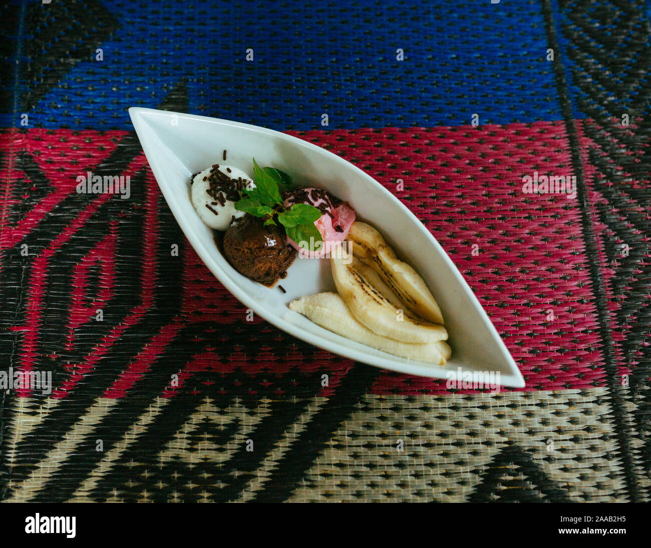 Gelato alla crema con banana in una ciotola sul tavolo di Bali Foto Stock