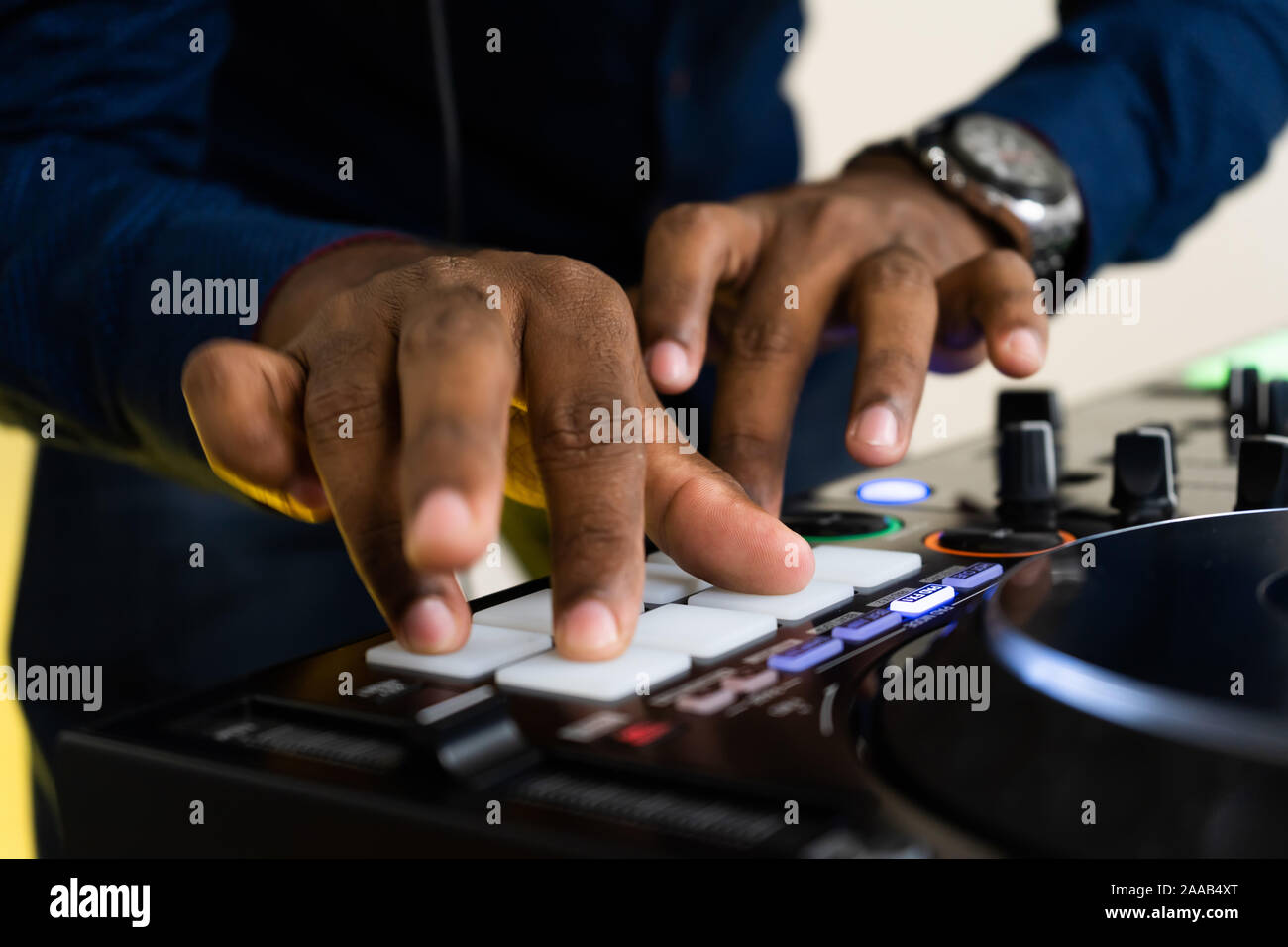 Battere il dispositivo della macchina per la musica elettronica compositore.Techno dj giocare e remixare brani musicali con moderne drum machine.Professional sound studio di registrazione Foto Stock