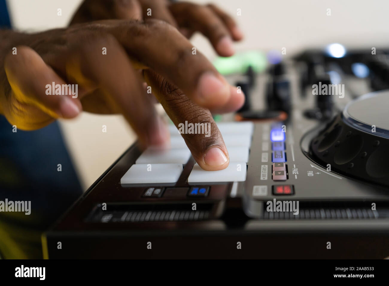 Battere il dispositivo della macchina per la musica elettronica compositore.Techno dj giocare e remixare brani musicali con moderne drum machine.Professional sound studio di registrazione Foto Stock