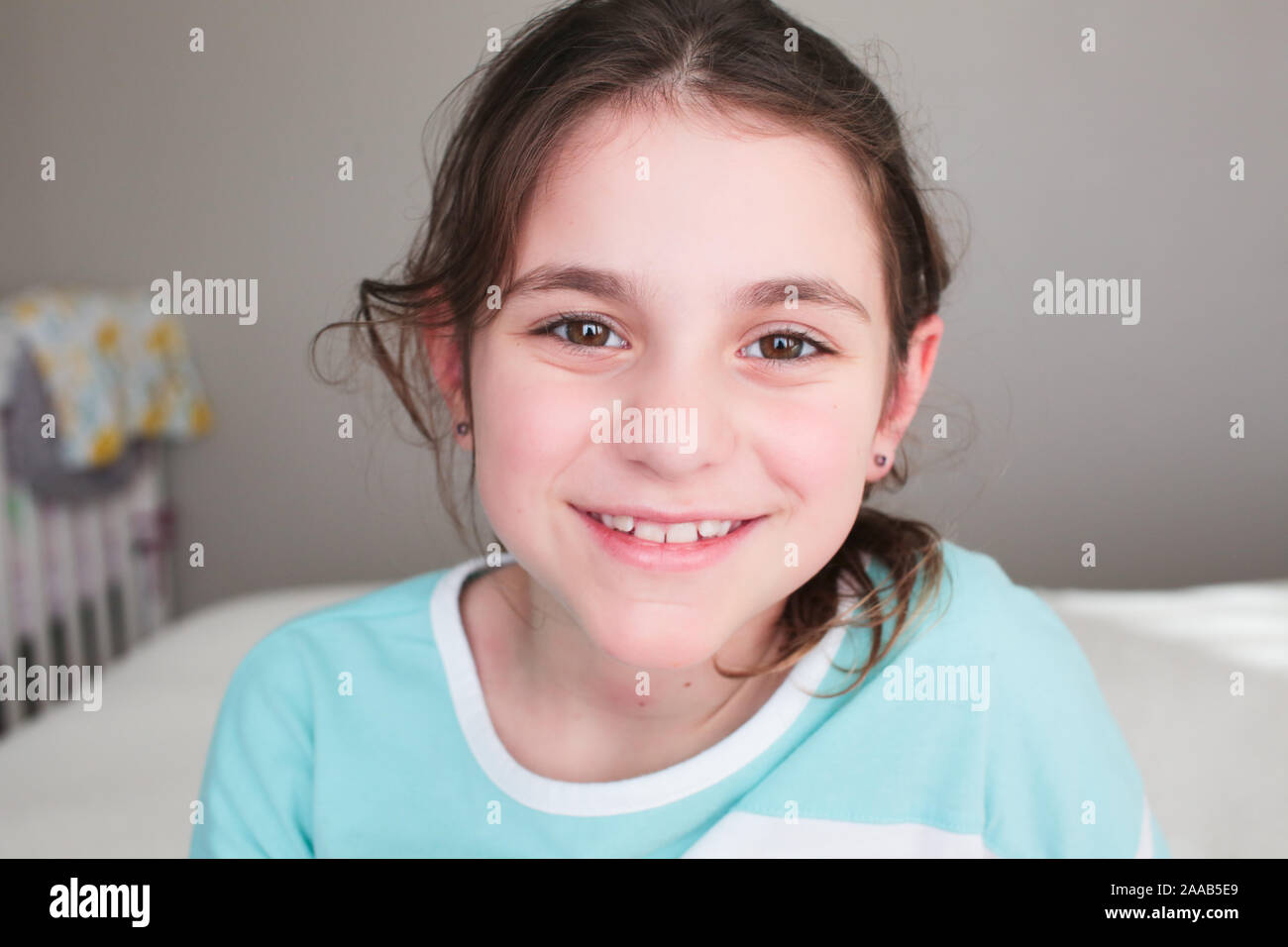 Close up ritratto di 8 anni bella ragazza capelli castani, grandi occhi marroni, Felice ragazza Foto Stock