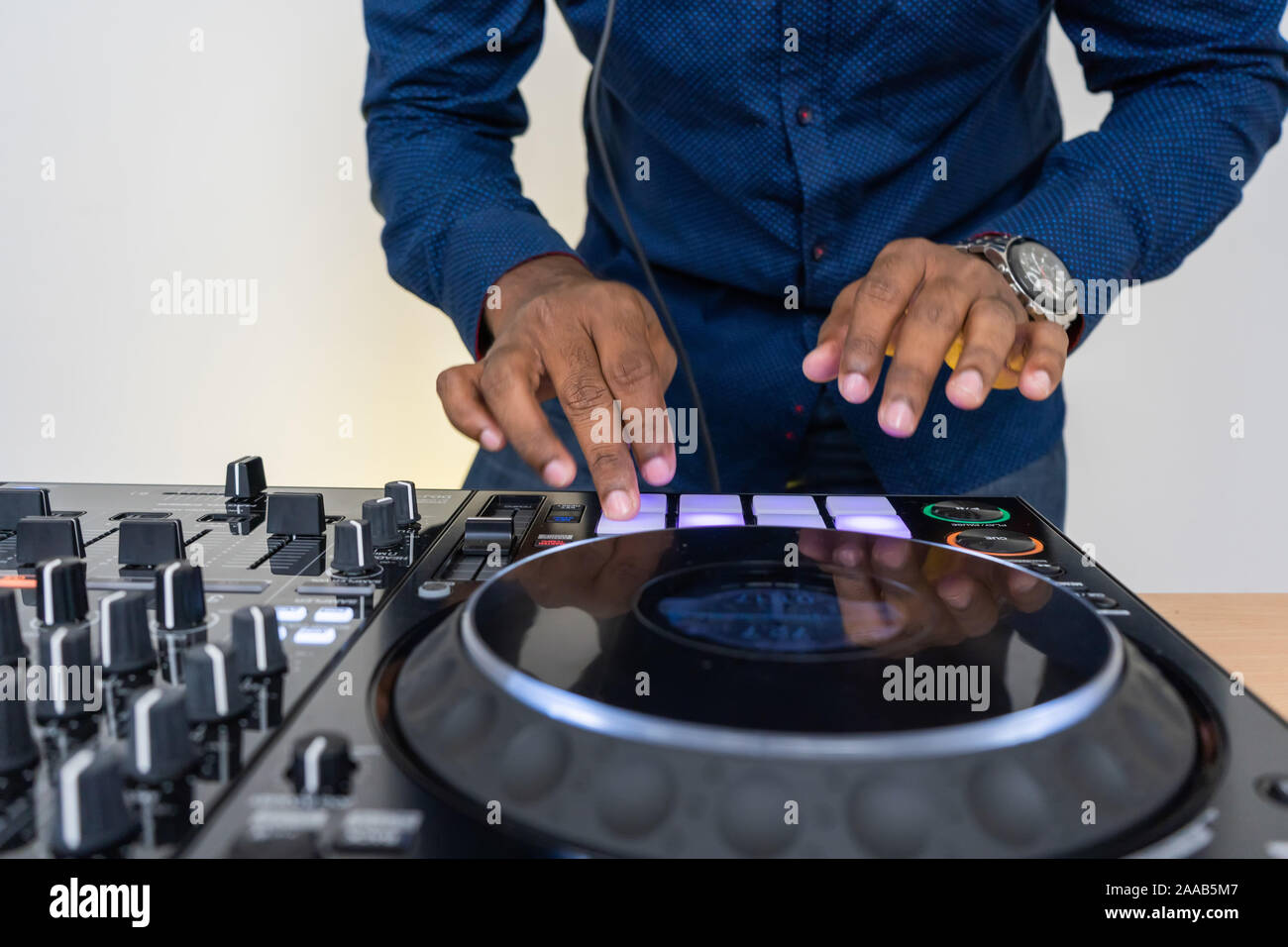 Battere il dispositivo della macchina per la musica elettronica compositore.Techno dj giocare e remixare brani musicali con moderne drum machine.Professional sound studio di registrazione Foto Stock