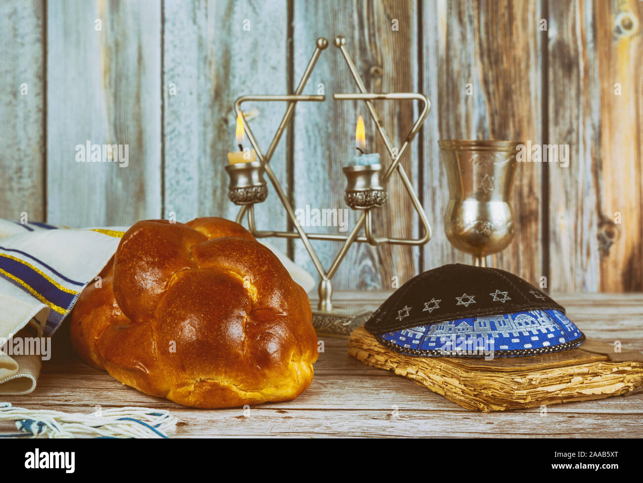 Shabbat festa ebraica con challah pane su una candele e bicchiere di vino. Foto Stock