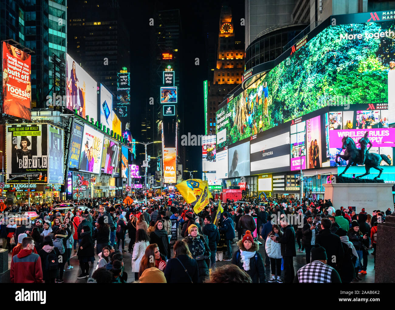 New York, Stati Uniti d'America, 9 novembre 2019. "Voci di guerra' (R), una statua di bronzo da artista americano Kehinde Wiley raffigurante un afro-americano di uomo vestito in u Foto Stock
