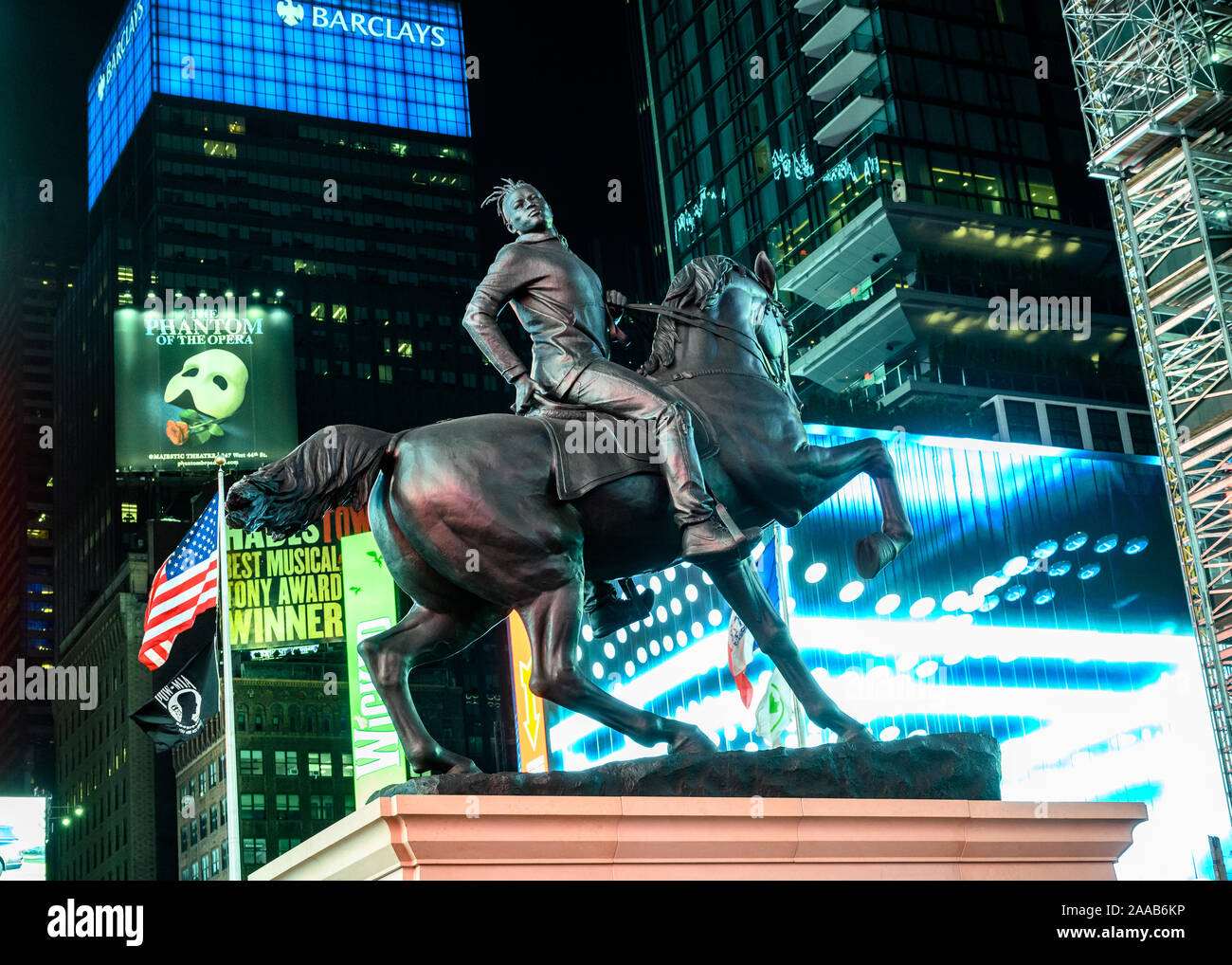 New York, Stati Uniti d'America, 9 novembre 2019. "Voci di guerra", una statua di bronzo da artista americano Kehinde Wiley raffigurante un afro-americano di uomo vestito in ambiente urbano Foto Stock