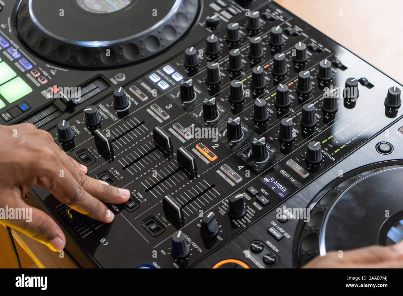 Cavo per collegare professional controller midi DJ al mixer audio.Concerto attrezzature per home party.disc jockey tecnologia per mixare brani musicali digitali Foto Stock