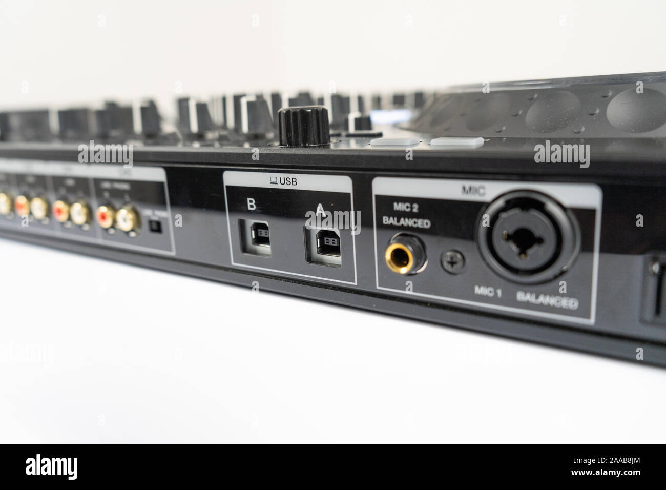 Cavo per collegare professional controller midi DJ al mixer audio.Concerto attrezzature per home party.disc jockey tecnologia per mixare brani musicali digitali Foto Stock