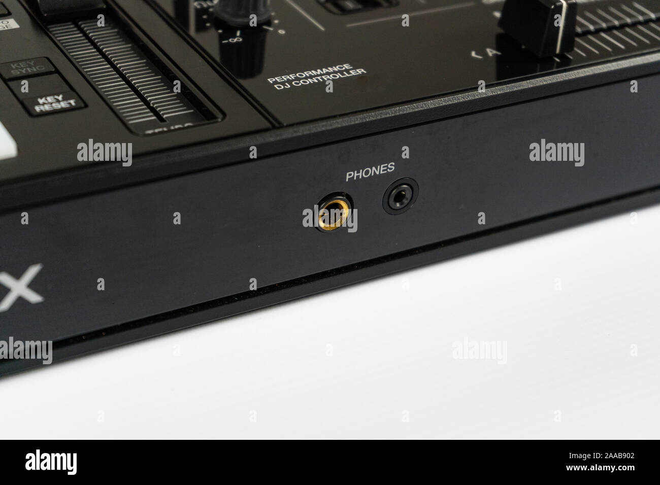 Cavo per collegare professional controller midi DJ al mixer audio.Concerto attrezzature per home party.disc jockey tecnologia per mixare brani musicali digitali Foto Stock