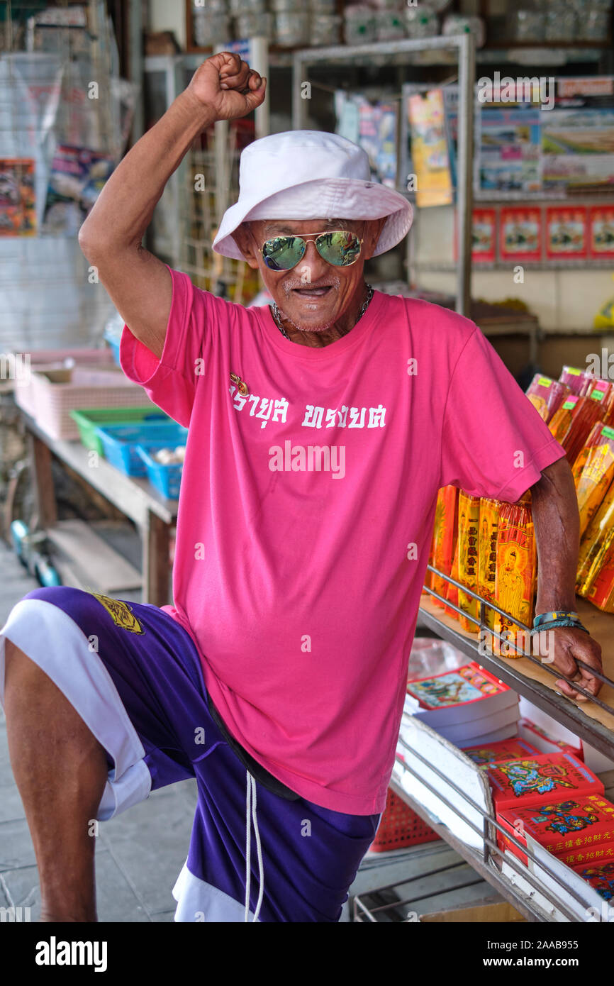 Un eccentrico, allegro uomo nella città di Phuket, Thailandia, colpendo una posa Foto Stock