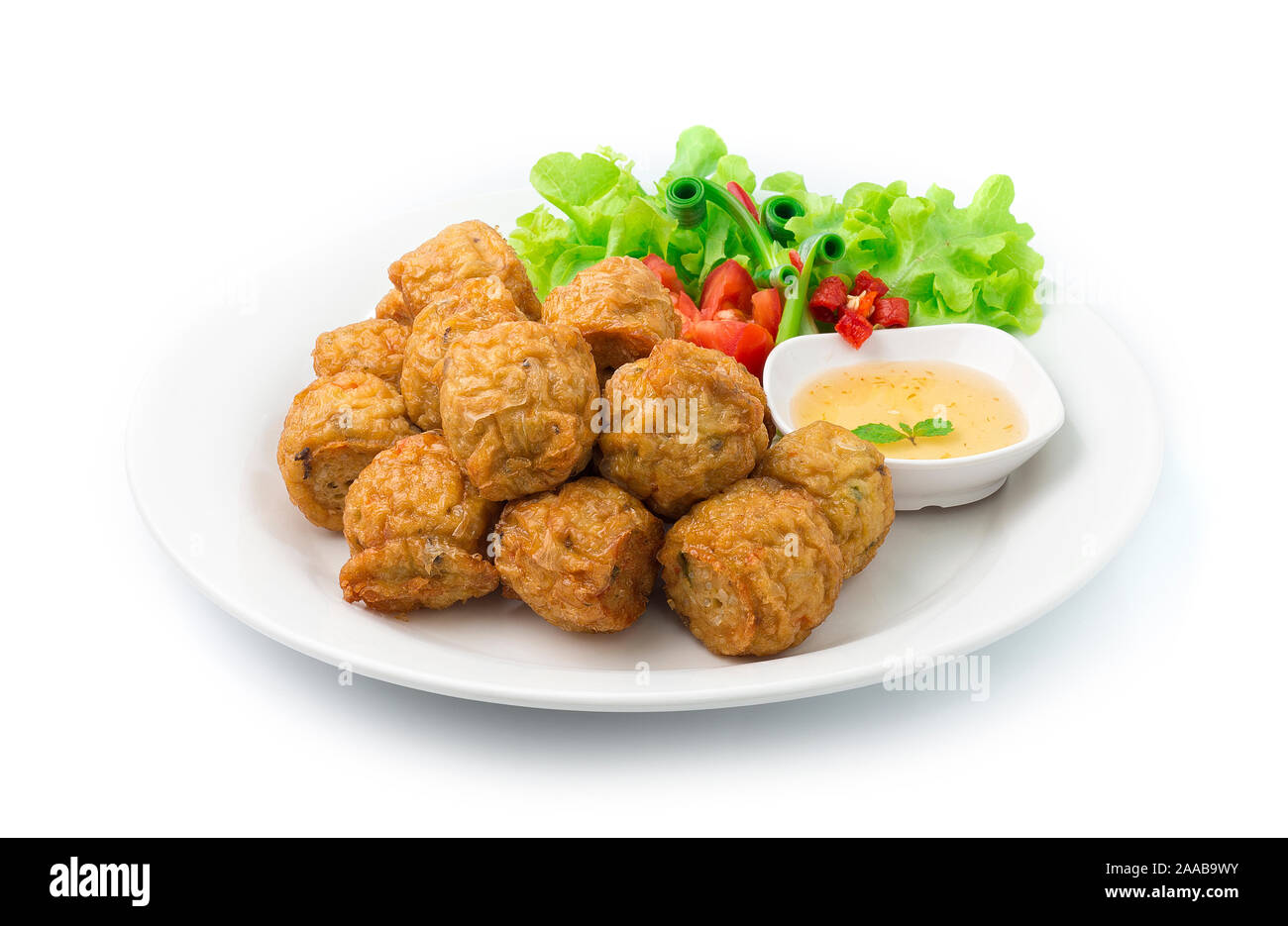 Involtini di pollo fritte ingrediente miscelato cibo asiatico piatto stile thailandese servita prugna salsa al peperoncino dolce decorare sculture di verdure e peperoncino lato intagliato vi Foto Stock