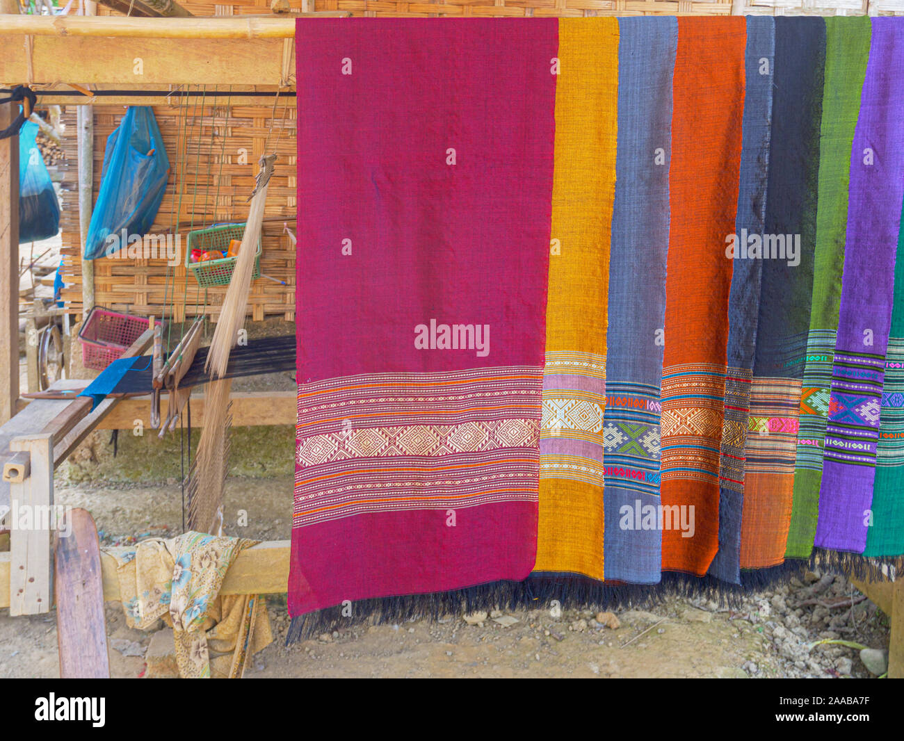 Colorate Sciarpe fatte a mano con decorazione tradizionale tessuto.  Tessitura manuale nel villaggio Akha Luang Namtha Nord del Laos, meta di  viaggio minorit etnica Foto stock - Alamy