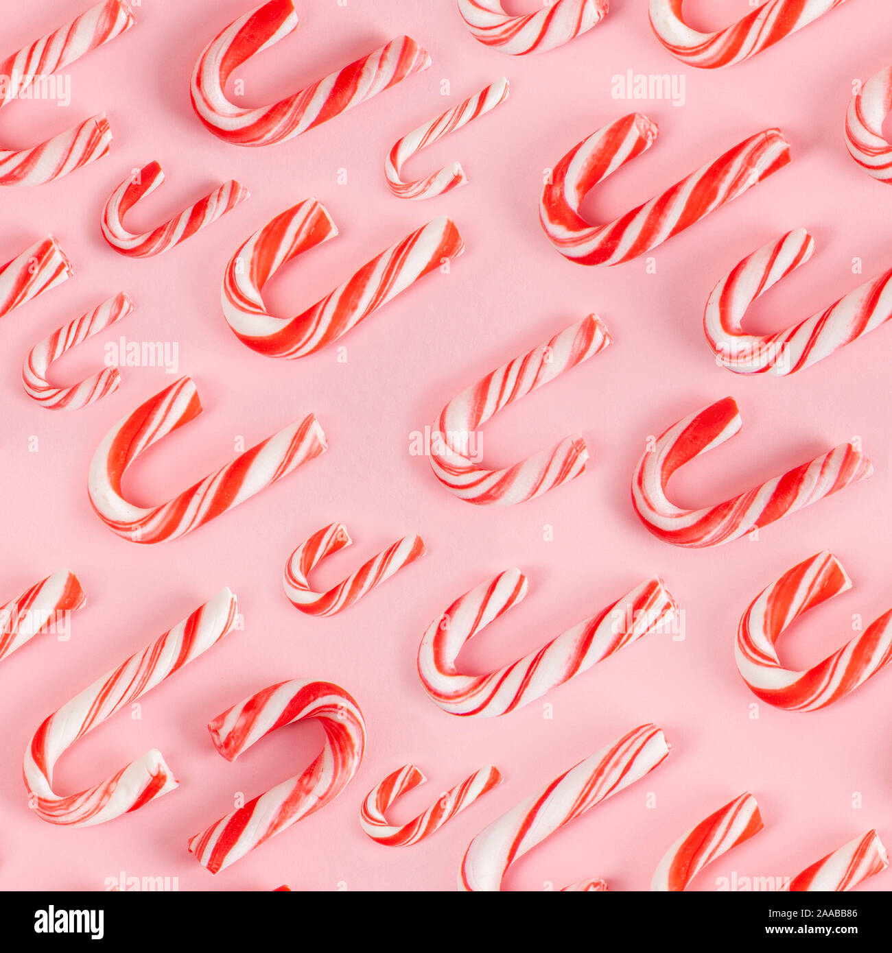 Modello senza giunture di Natale candy canes su sfondo rosa Foto Stock
