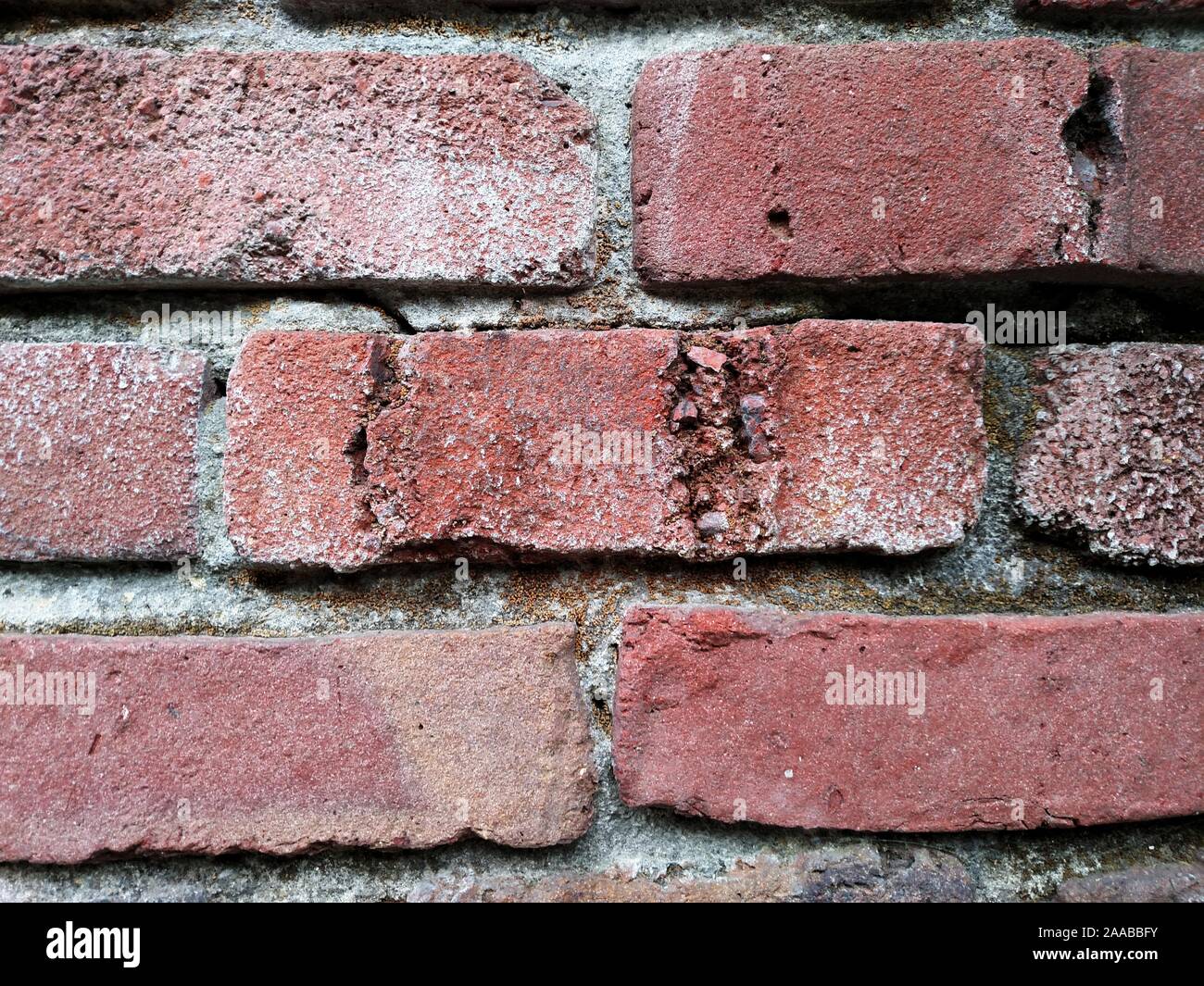 Esterno muro di mattoni fatti di mattoni clinker recuperati da edifici crollati Foto Stock