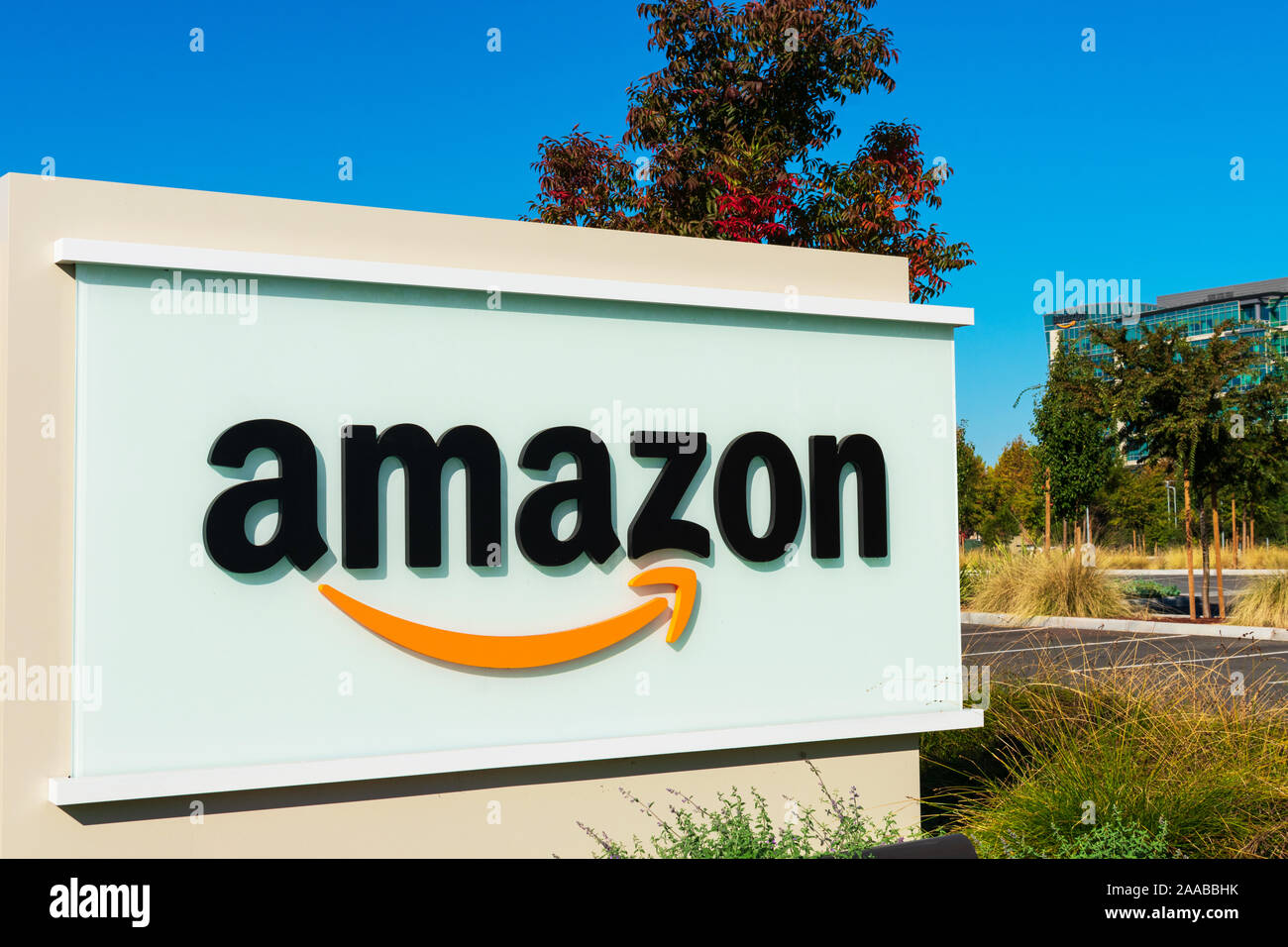 Il logo Amazon con la sua firma orange il sorriso a Silicon Valley campus - Sunnyvale, California, Stati Uniti d'America - 2019 Foto Stock