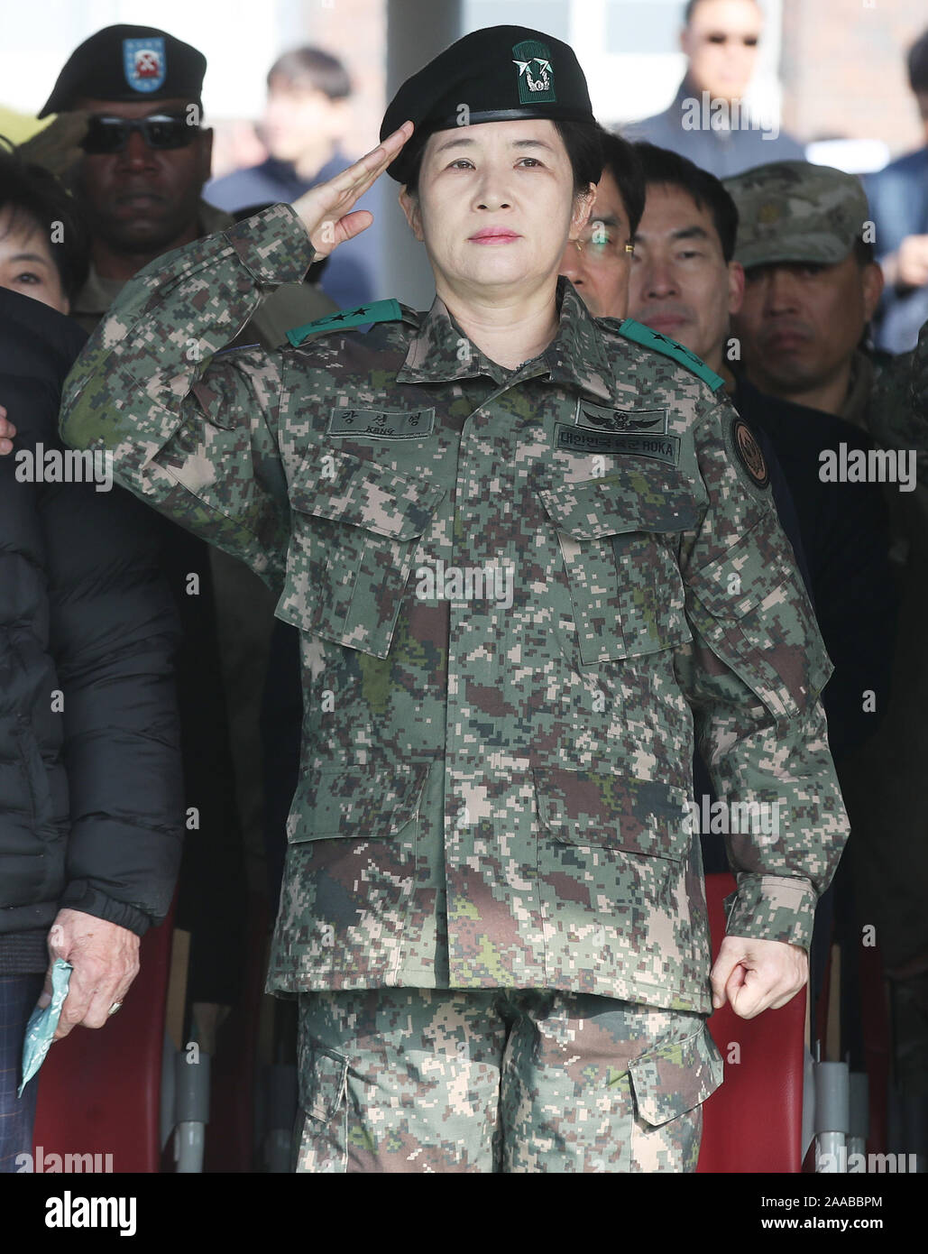 Xxi Nov, 2019. Modifica del comando presso l'esercito aviazione del comando delle operazioni Il Mag. Gen. Kang Sun-giovani, nuovo comandante dell Esercito di aviazione del comando delle operazioni, saluta nel corso di una cerimonia presso il comando in Icheon, a sud di Seul, su nov. 21, 2019, per contrassegnare la sua inaugurazione. Kang è la prima donna ufficiale dell'esercito per raggiungere due stelle di rango generale. Credito: Yonhap/Newcom/Alamy Live News Foto Stock