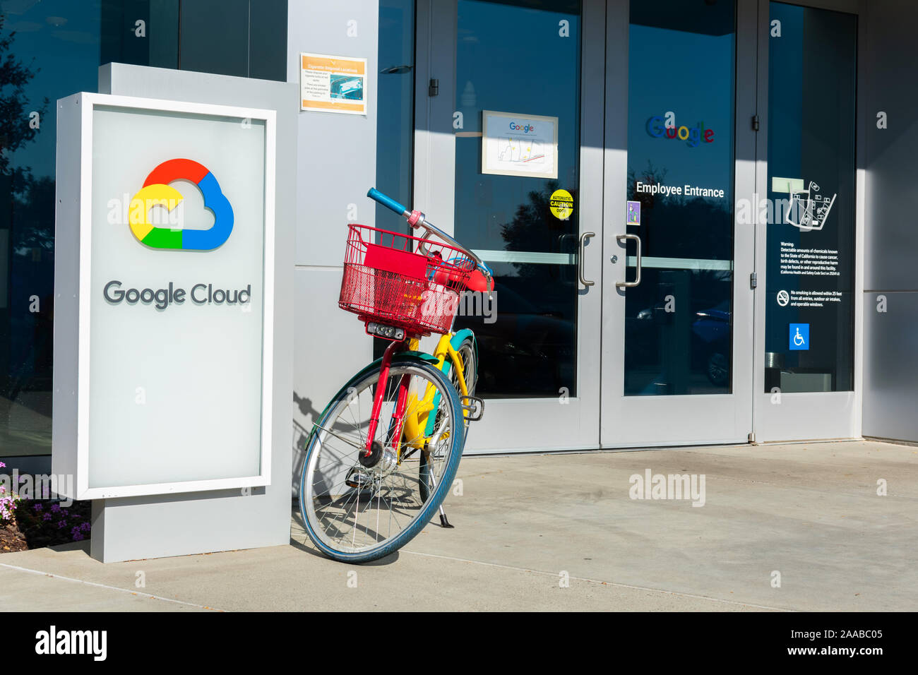 Google bicicletta parcheggiata in ingresso dei dipendenti di Google Cloud edificio del campus - Sunnyvale, California, Stati Uniti d'America - 2019 Foto Stock