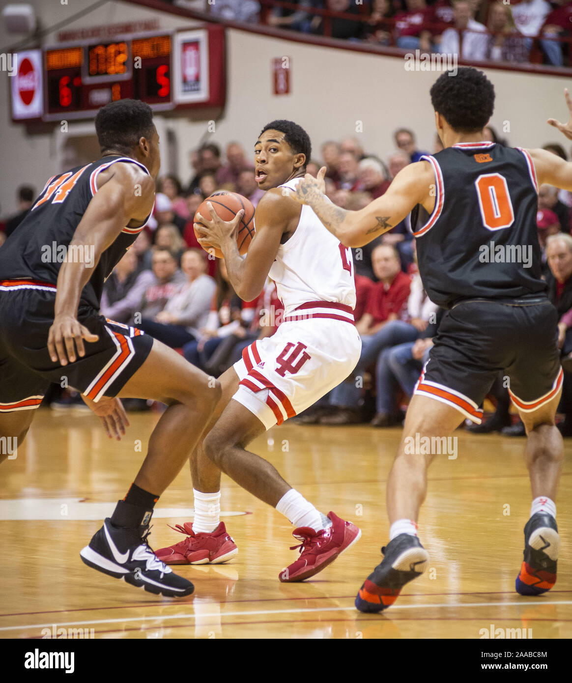 Bloomington, Indiana, Stati Uniti d'America. Xx Nov, 2019. Indiana Hoosiers guard ARMAAN FRANKLIN (2) cerca un compagno di squadra tra Princeton Tigers centro ARIRIGUZOH RICHMOND (34) e la protezione JAELIN LLEWELLYN (0) nel primo semestre in Assembly Hall. FRANKLIN ha avuto 4 punti per il Hoosiers. Credito: Rodney Margison/ZUMA filo/Alamy Live News Foto Stock