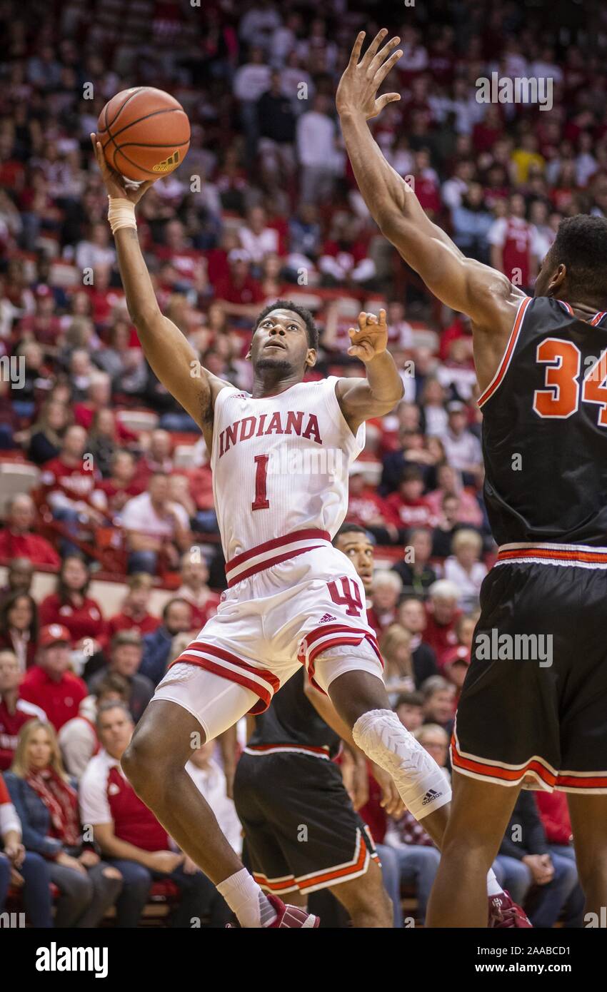 Bloomington, Indiana, Stati Uniti d'America. Xx Nov, 2019. Indiana Hoosiers la guardia al DURHAM mette su una una mano off-balance sparato contro Princeton Tigers centro ARIRIGUZOH RICHMOND (34) nella seconda metà a Assembly Hall. DURHAM ha segnato 6 punti per Indiana. Credito: Rodney Margison/ZUMA filo/Alamy Live News Foto Stock